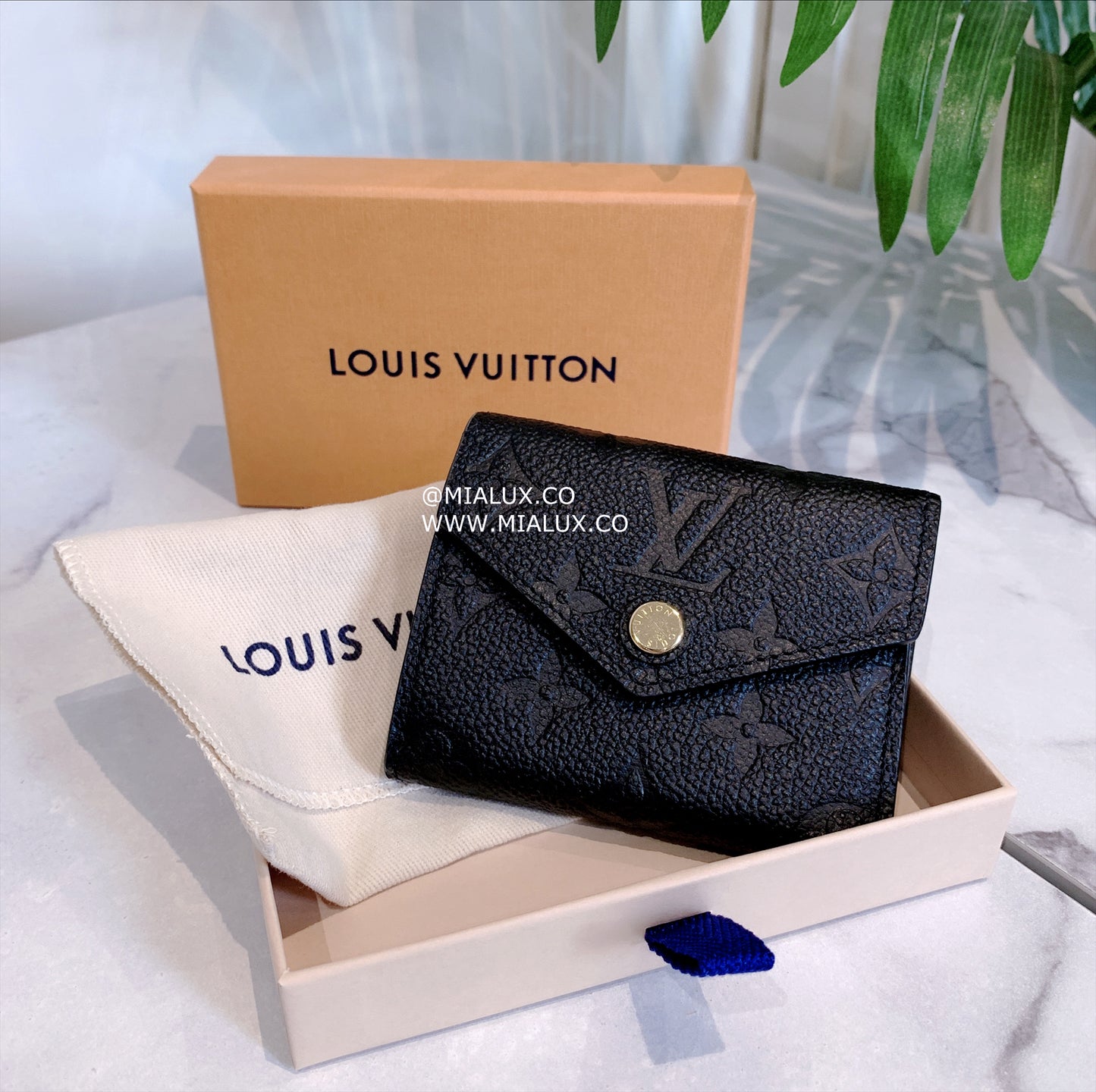 LV Victorine 壓紋牛皮信封短夾/505✨🉐22210