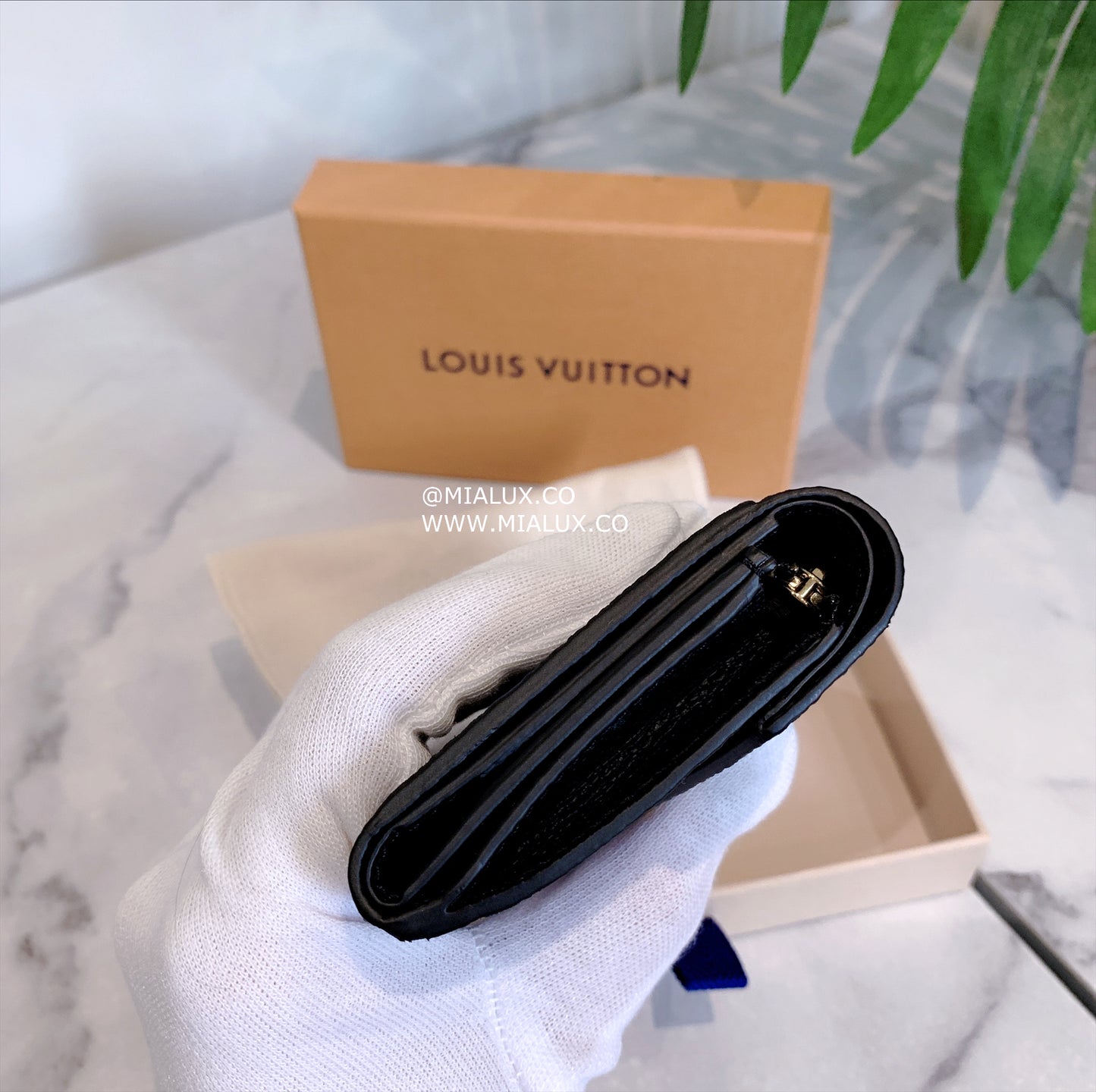 LV Victorine 壓紋牛皮信封短夾/505✨🉐22210