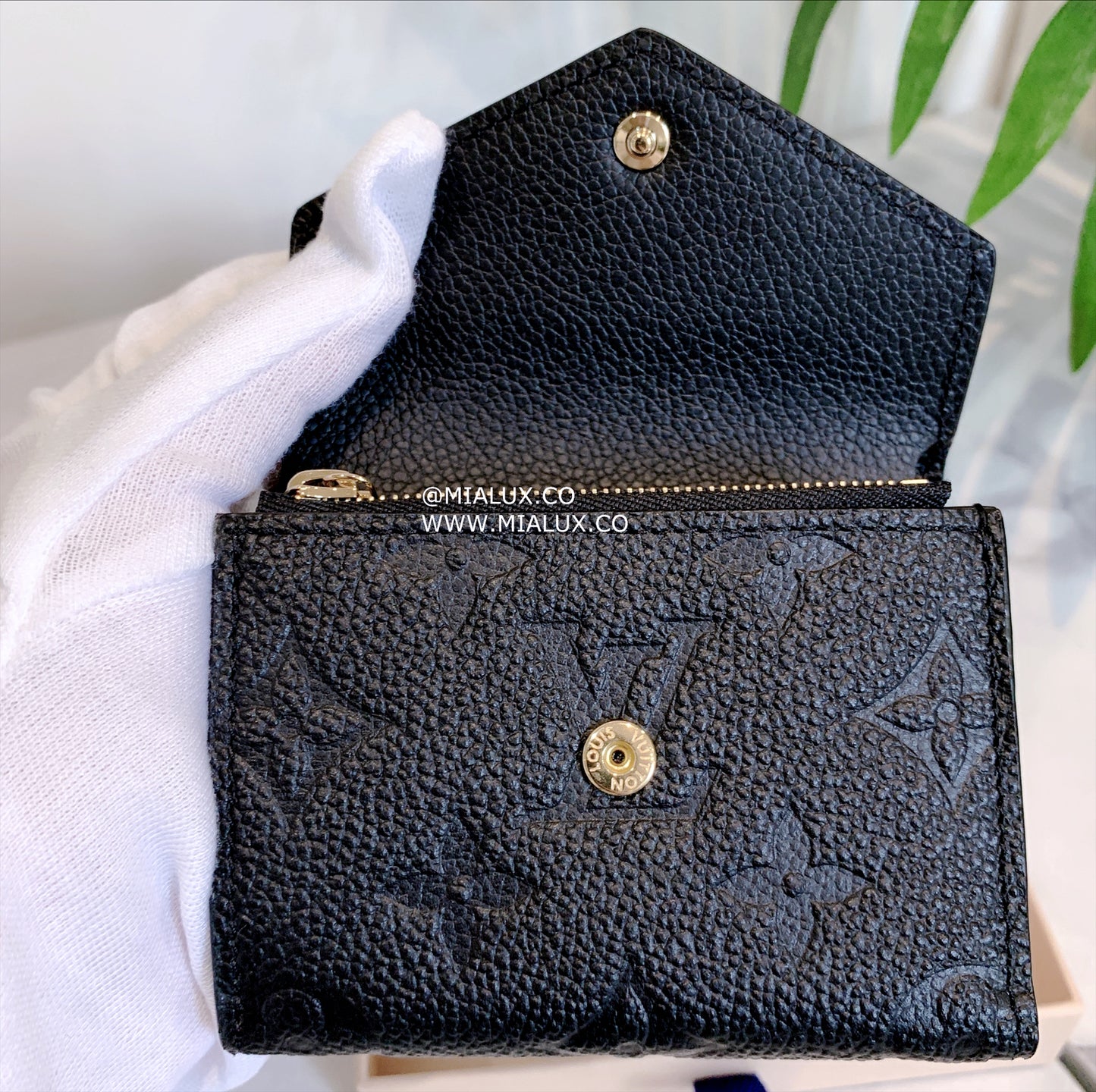 LV Victorine 壓紋牛皮信封短夾/505✨🉐22210