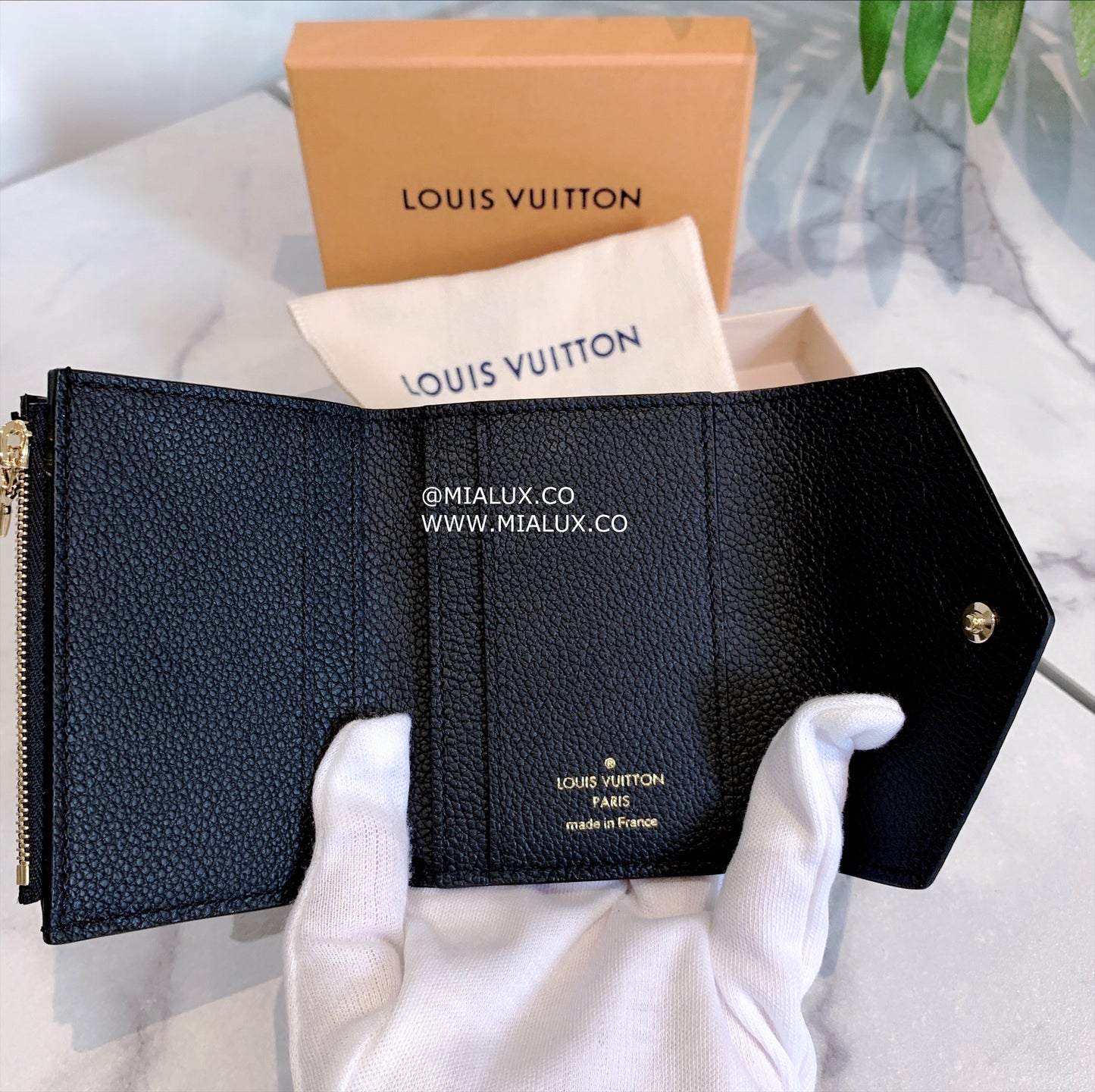 LV Victorine 壓紋牛皮信封短夾/505✨🉐22210