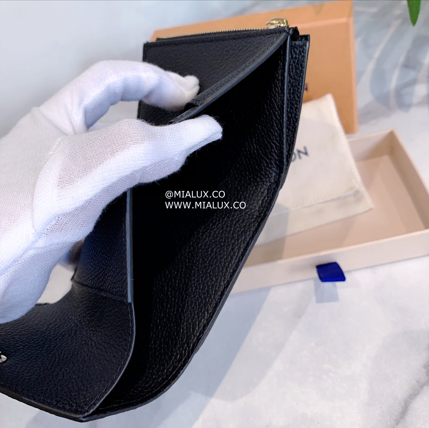 LV Victorine 壓紋牛皮信封短夾/505✨🉐22210