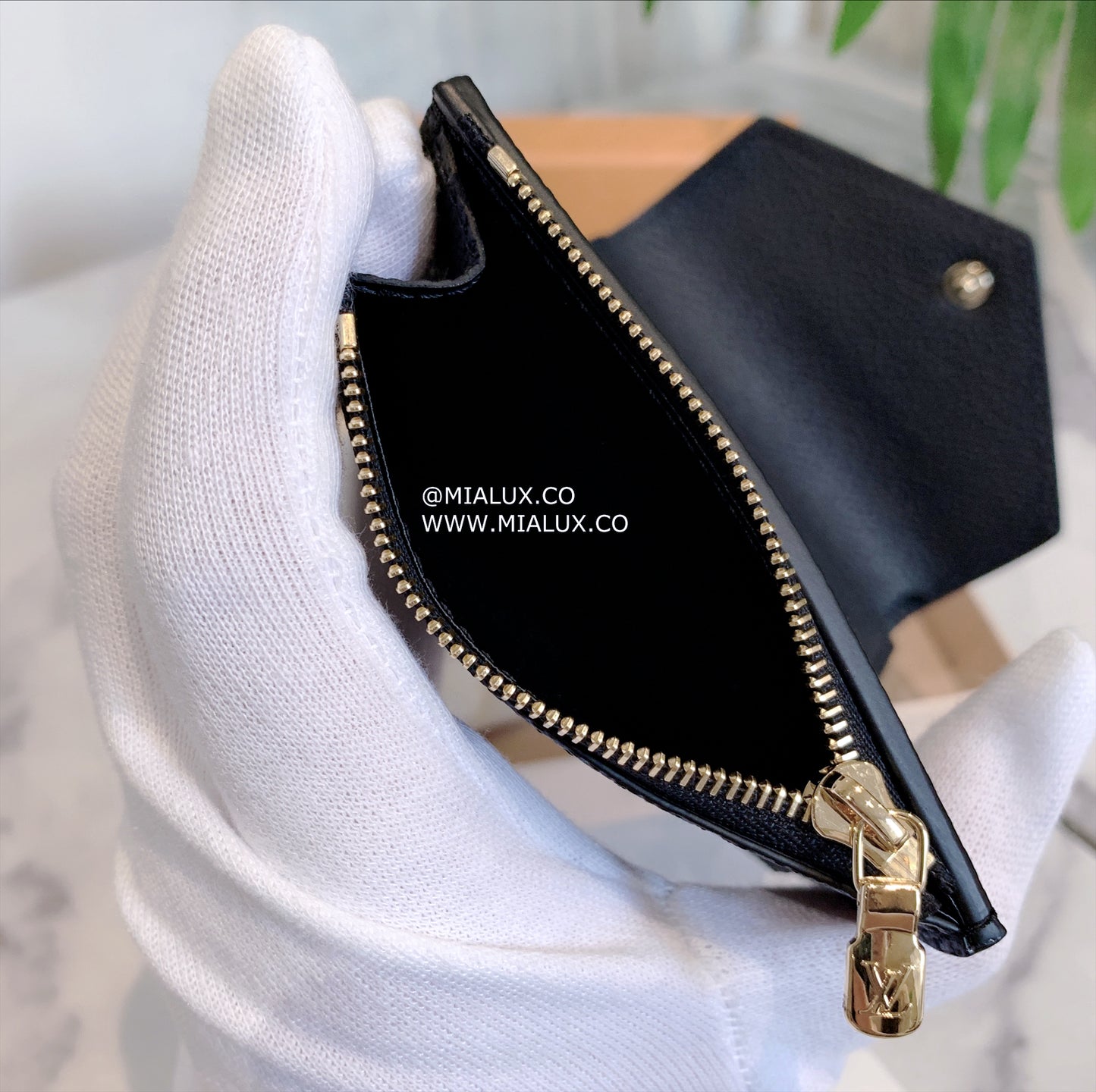 LV Victorine 壓紋牛皮信封短夾/505✨🉐22210