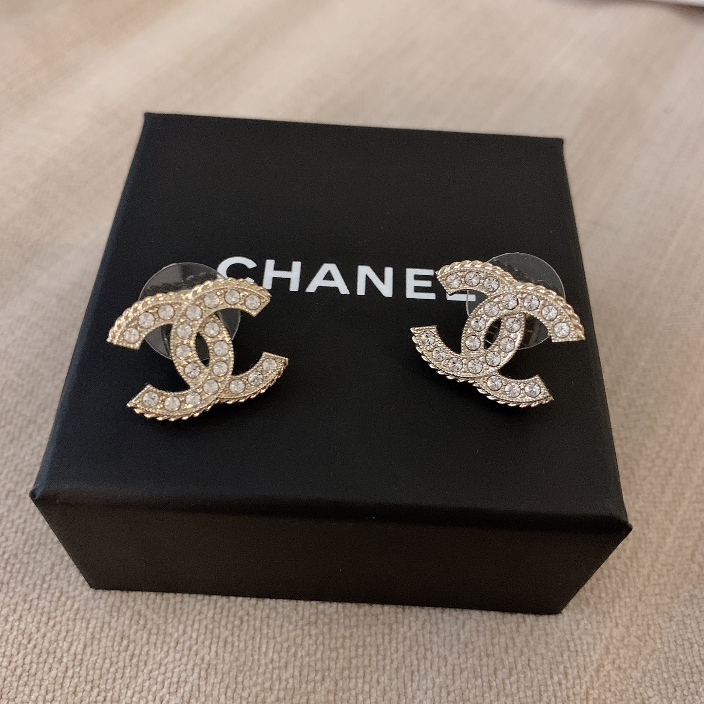CHANEL✨ CC GOLD STRASS METAL EARRINGS 立體雙排鑽耳針 A86504 -