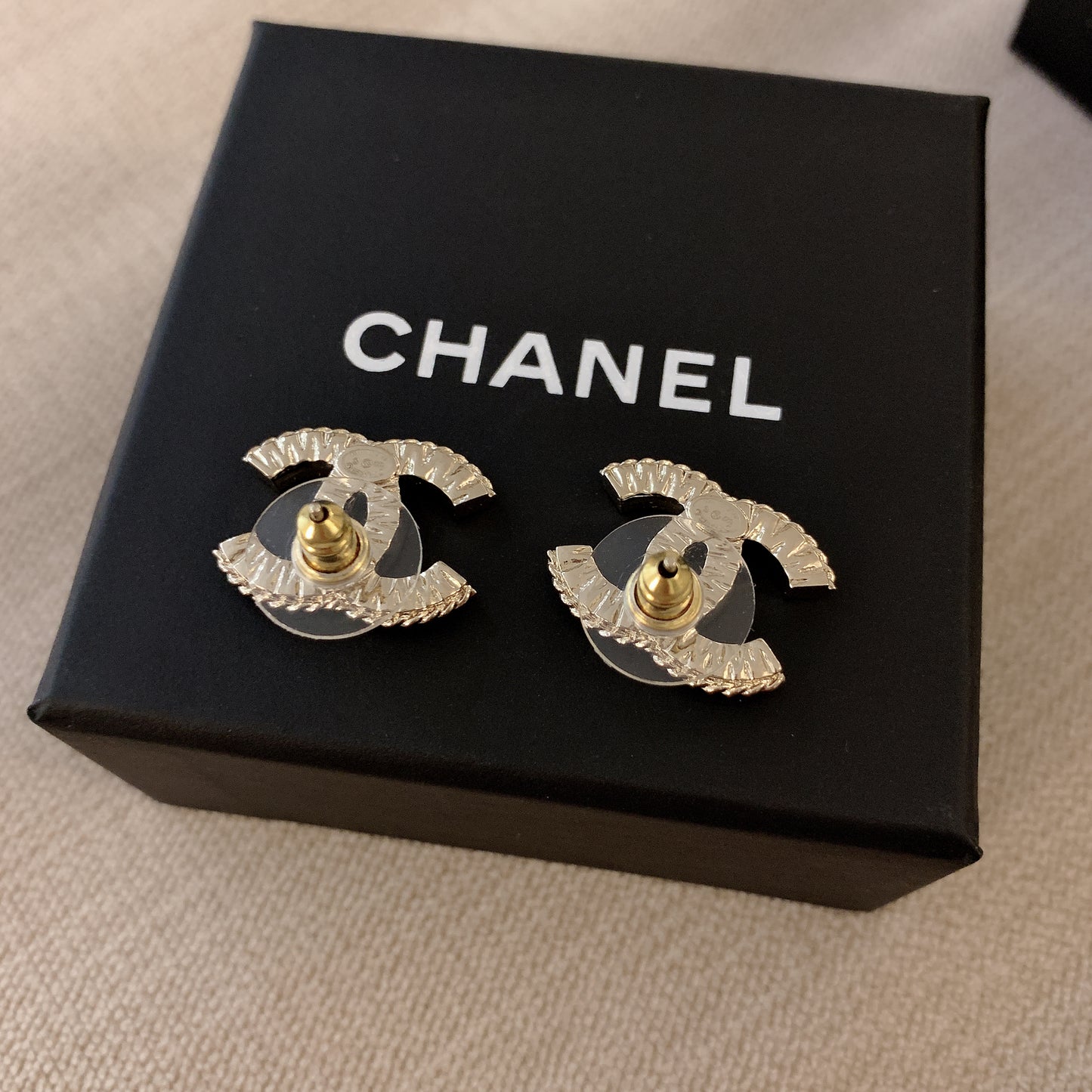 CHANEL✨ CC GOLD STRASS METAL EARRINGS 立體雙排鑽耳針 A86504 -