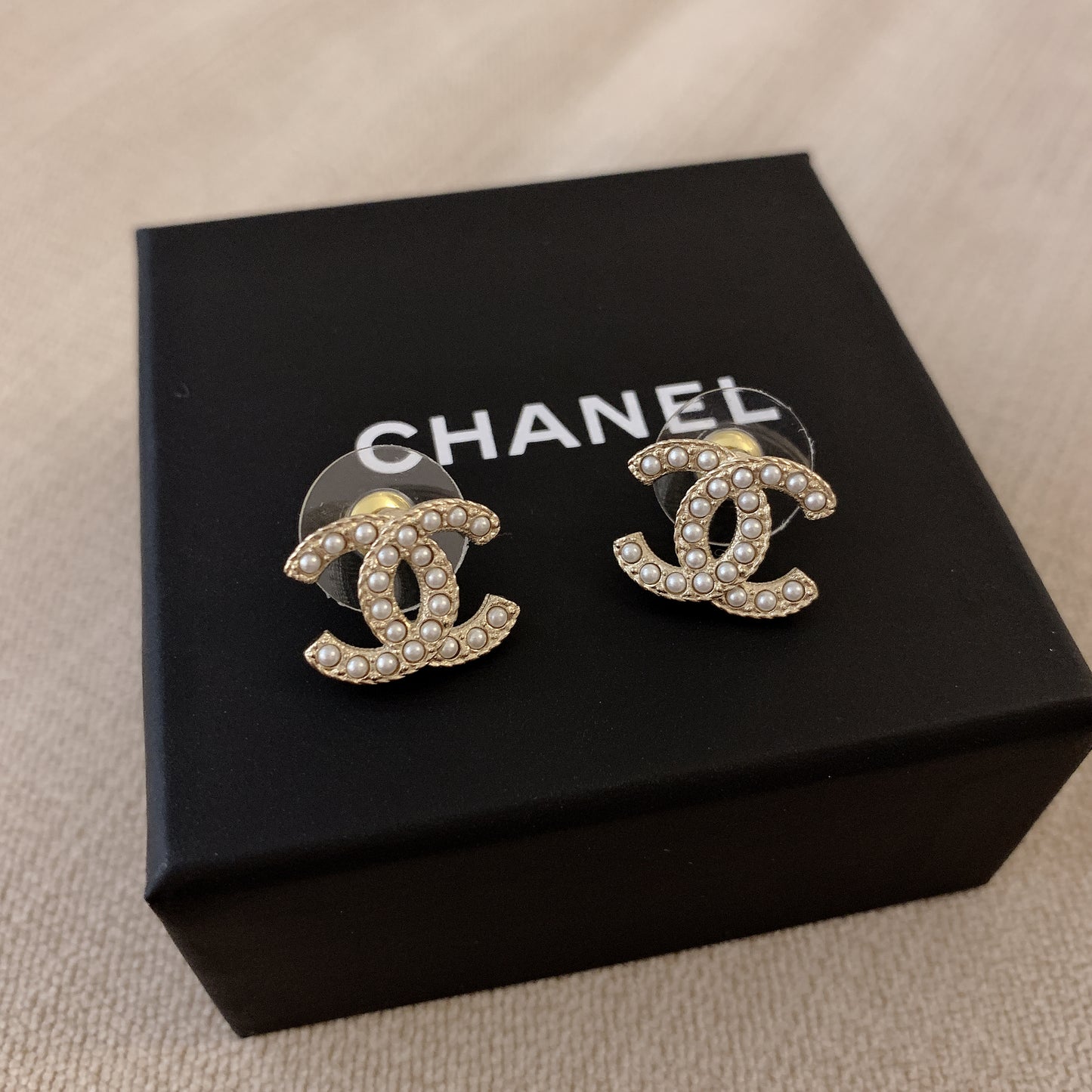 CHANEL✨ CC GOLD STRASS METAL EARRINGS 立體雙排鑽耳針 A86504 -