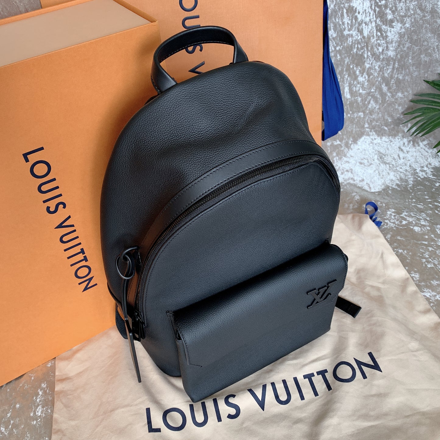 LV Takeoff 男生款素面牛皮後揹包/2520✨🉐104320