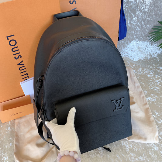 LV Takeoff 男生款素面牛皮後揹包/2520✨🉐104320