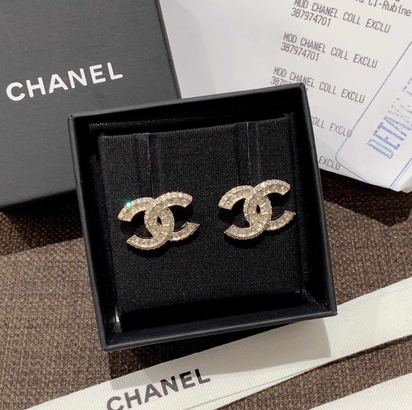 CHANEL✨ CC GOLD DIAMOND METAL EARRINGS 經典排鑽小耳針 AB8295 -