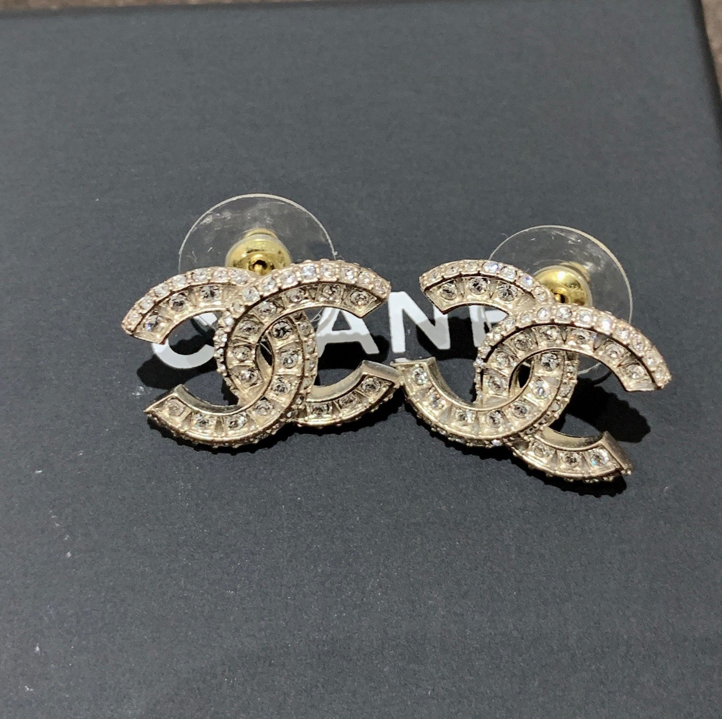 CHANEL✨ CC GOLD DIAMOND METAL EARRINGS 經典排鑽小耳針 AB8295 -
