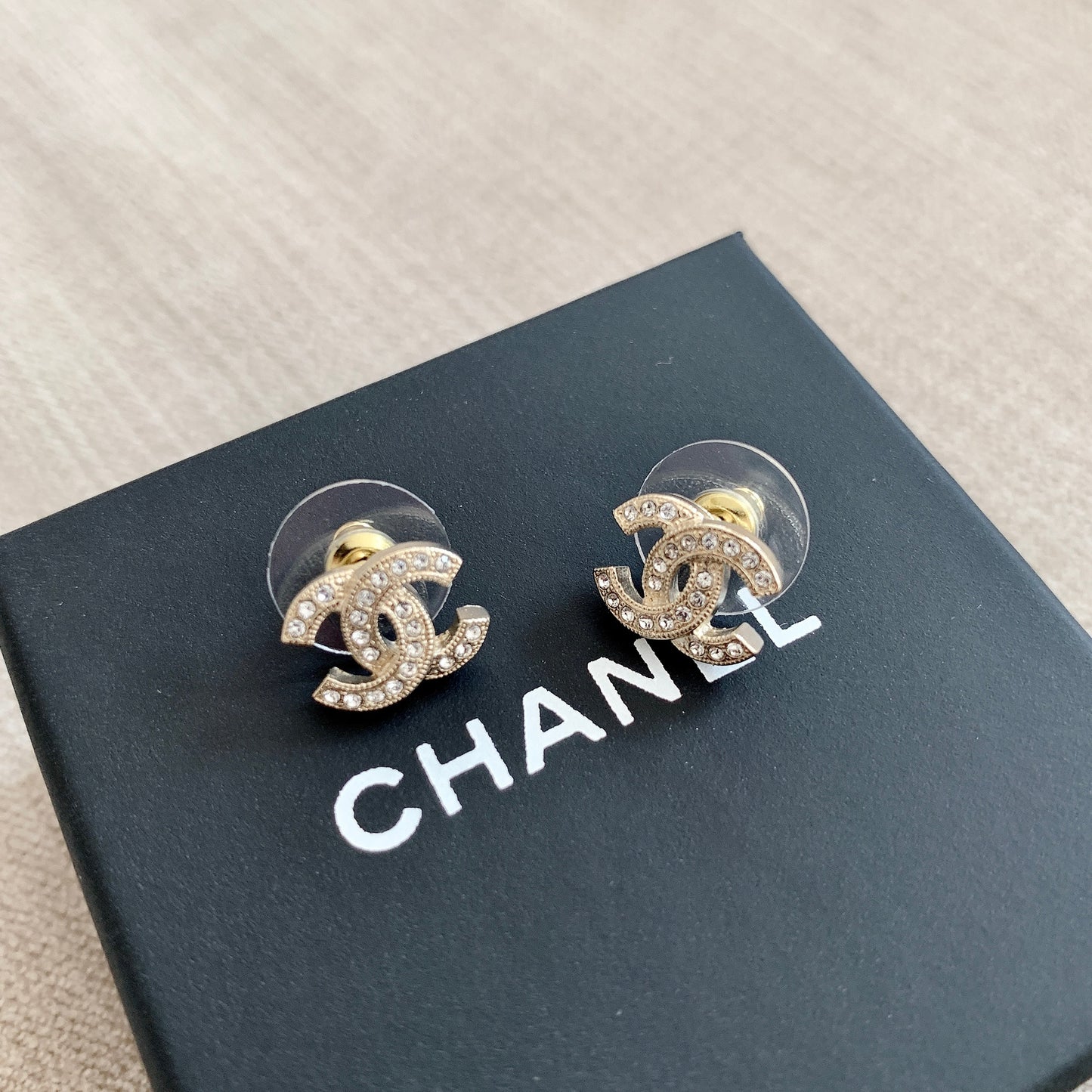 CHANEL✨ CC GOLD METAL EARRINGS 經典金色排鑽迷你耳針 -