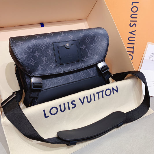 LV Messenger PM Voyager 小款男生款郵差包/1960✨🉐81360