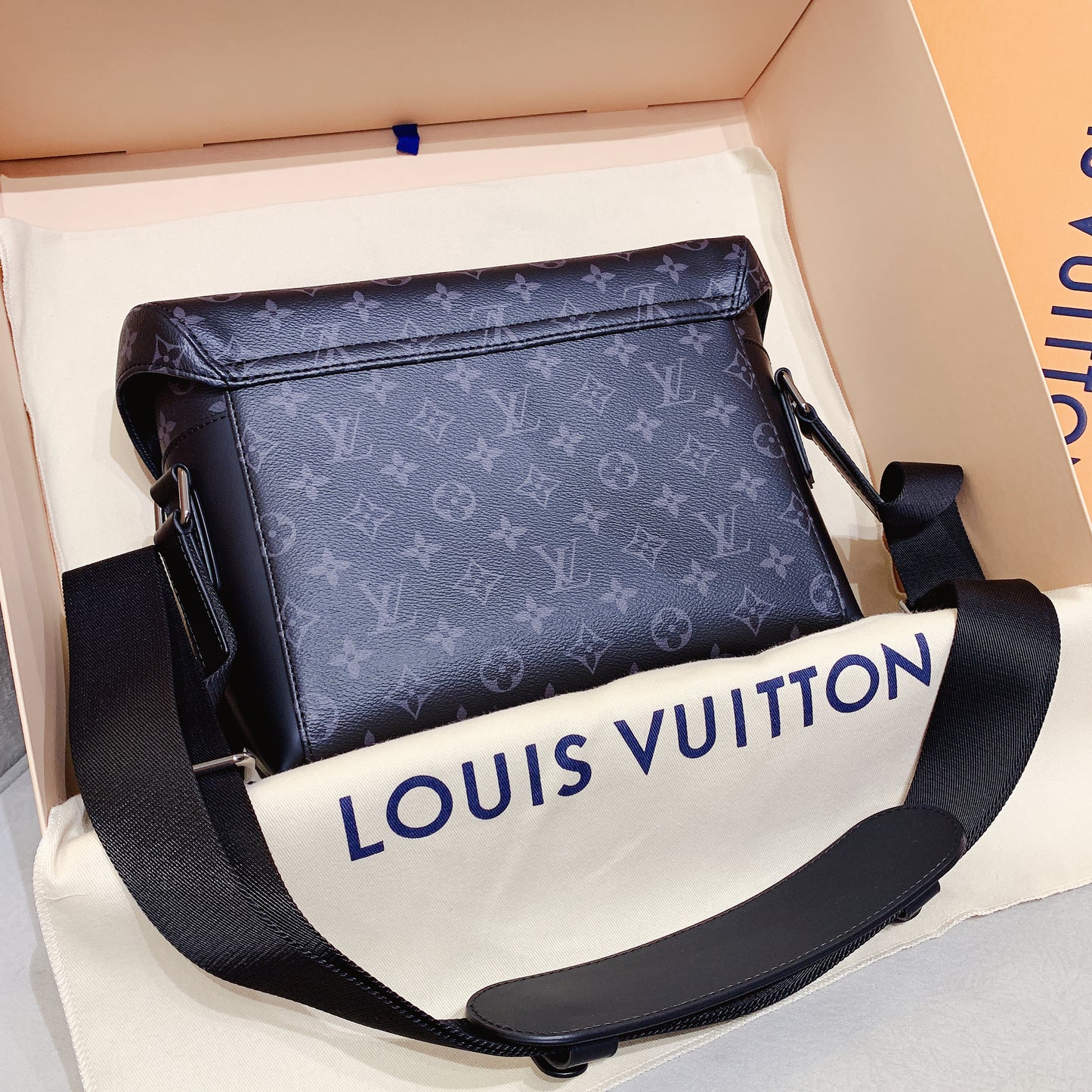 LV Messenger PM Voyager 小款男生款郵差包/1960✨🉐81360