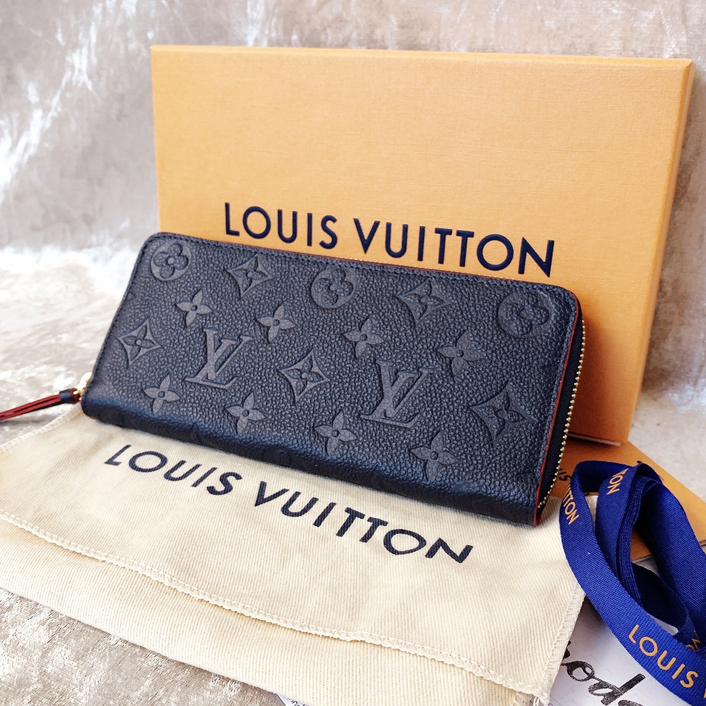 LV▪️Clémence 壓紋牛皮拉鍊長夾/540✨🉐23680