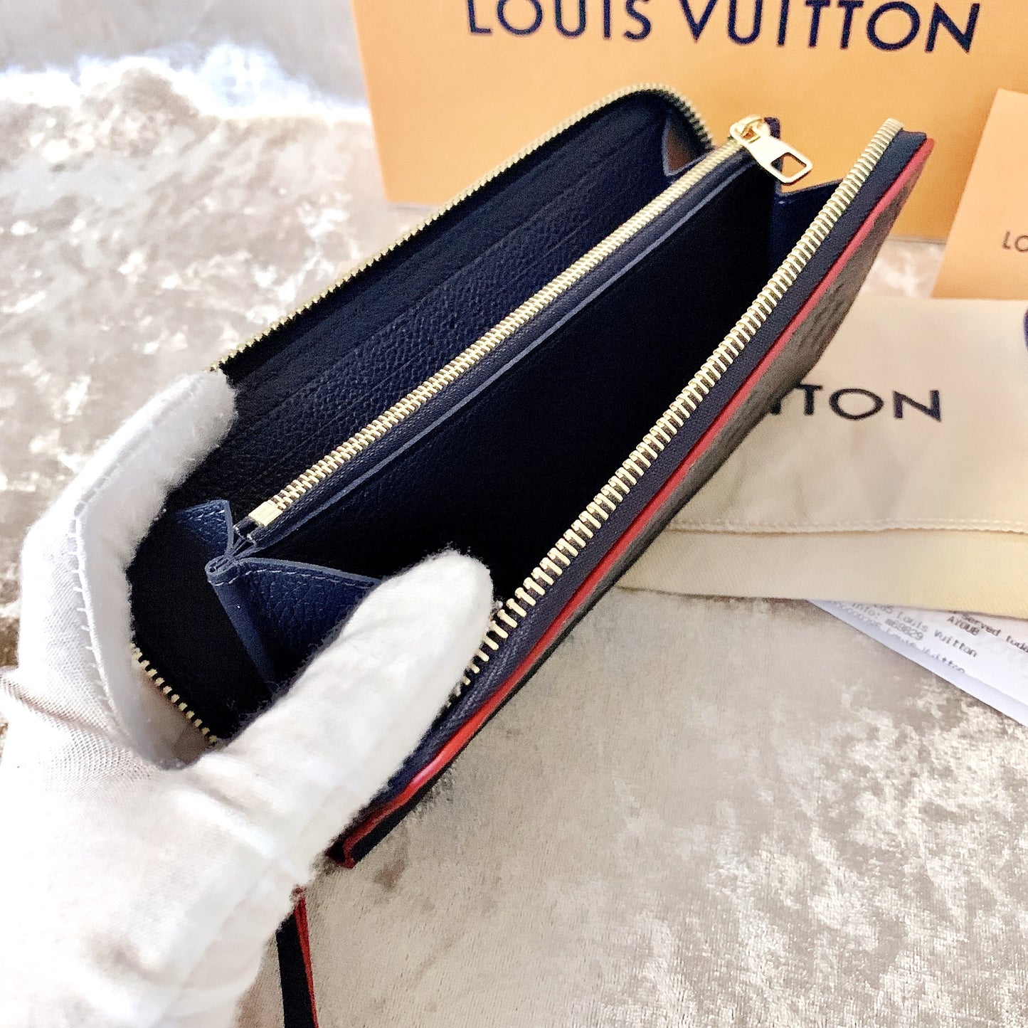 LV▪️Clémence 壓紋牛皮拉鍊長夾/540✨🉐23680