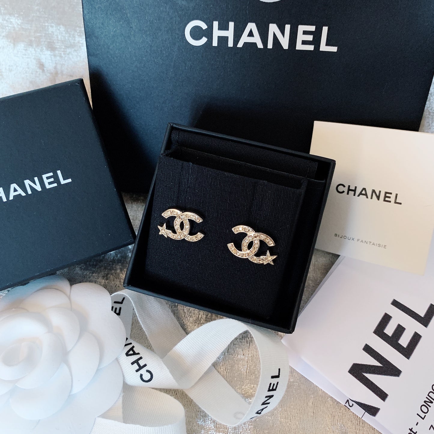 CHANEL✨ CC GOLD STARS METAL EARRINGS 雙C小星星金色耳釘 AB8072S -