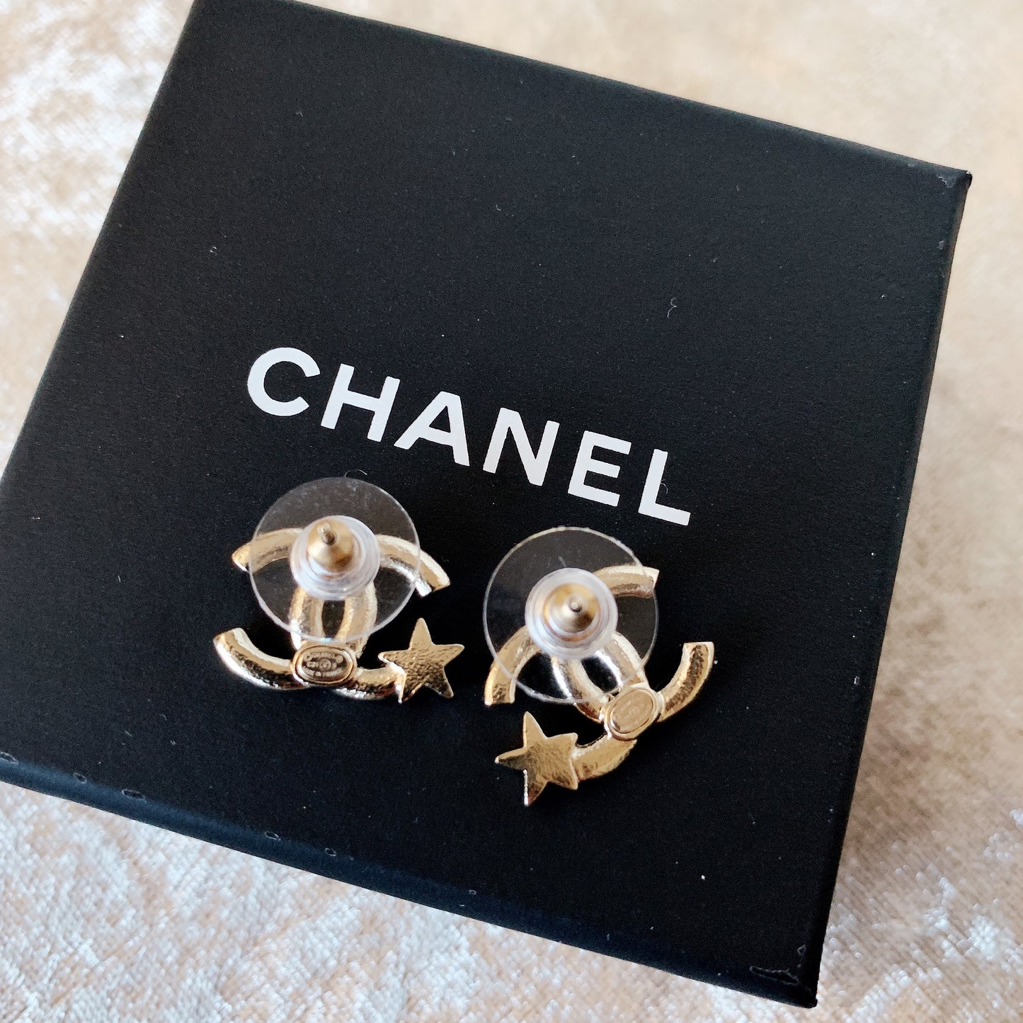 CHANEL✨ CC GOLD STARS METAL EARRINGS 雙C小星星金色耳釘 AB8072S -