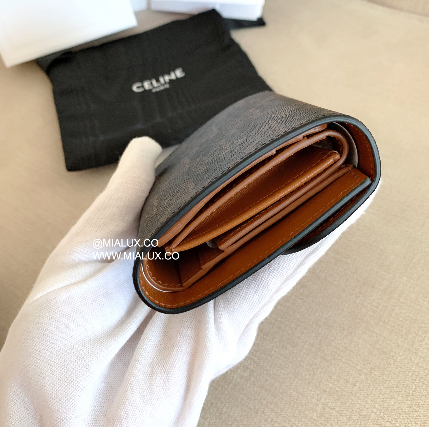 Celine▪️Flap Wallet Triomphe S 老花三折短夾/495E510 🉐19360🇪🇺