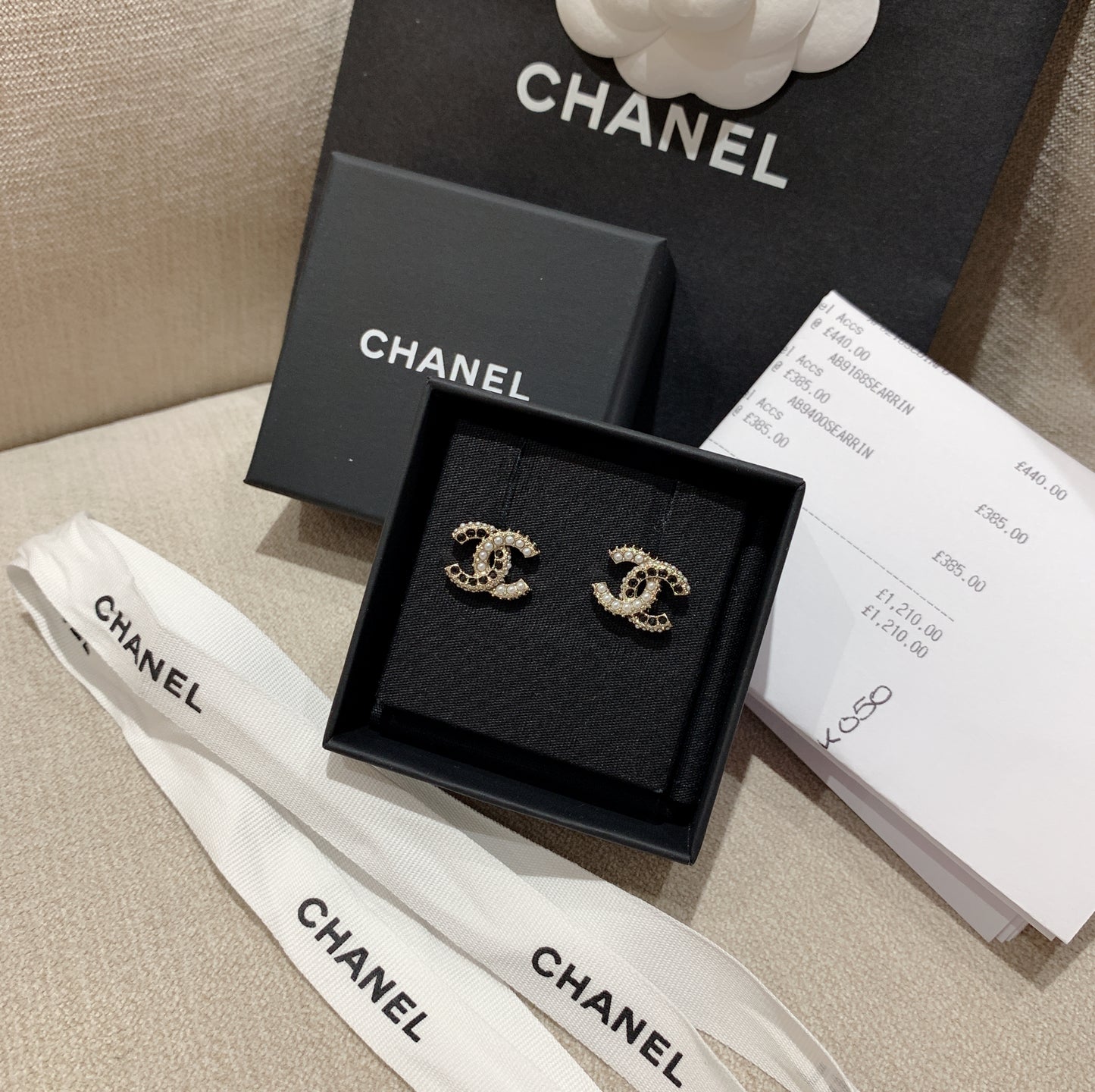 CHANEL✨ CC BLACK AND WHITE PEARL EARRINGS 黑白珍珠黑鑽耳針 -
