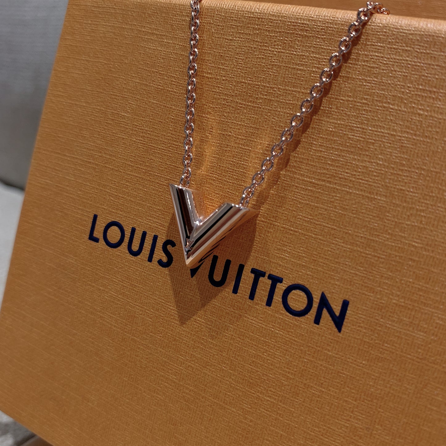 ❌LV▪️Essential V 玫瑰金V項鍊/375 ✨優惠🉐15800🏷️