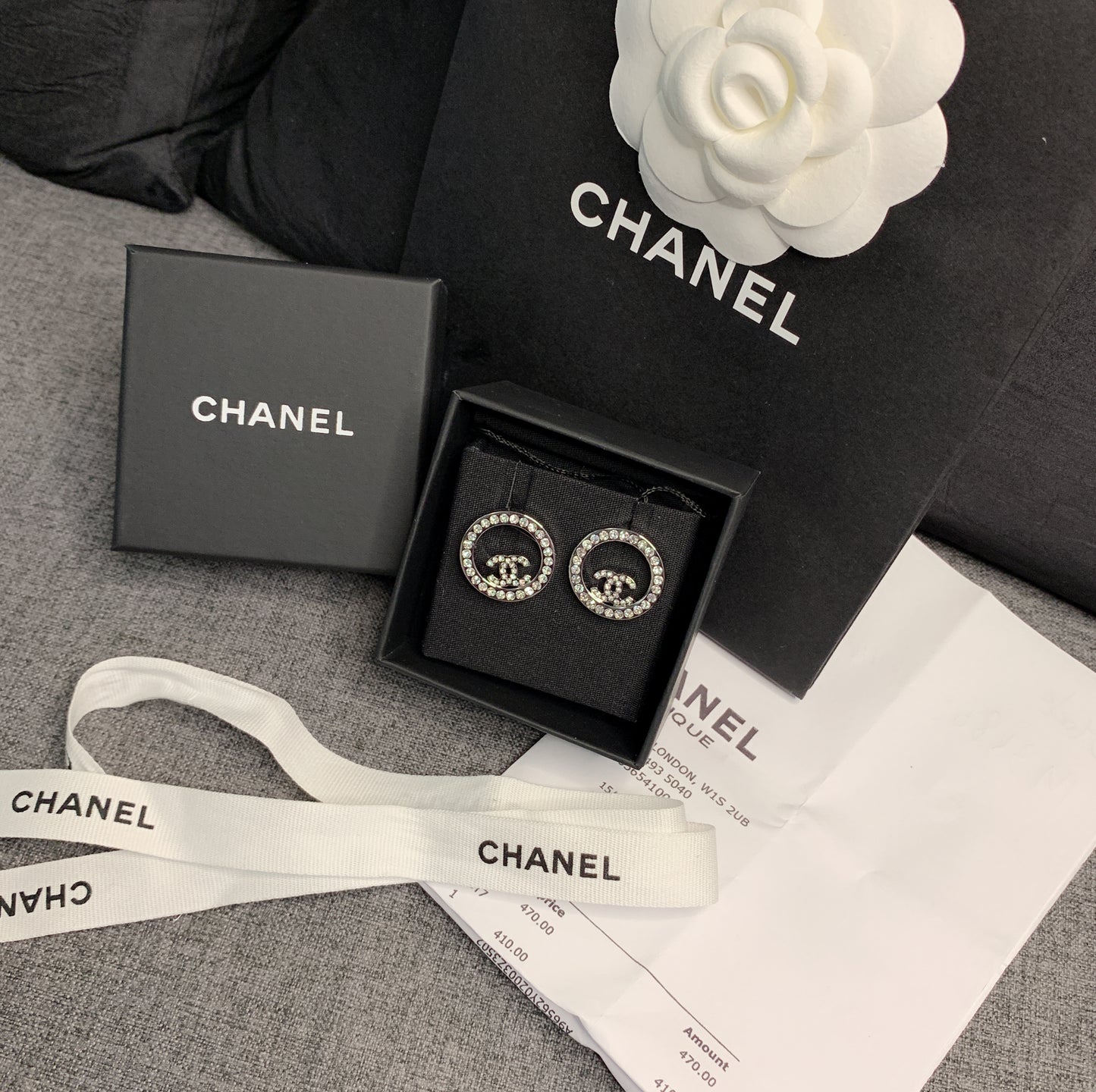 CHANEL▶︎✨| CC GOLD CIRCLE METAL AND CRYSTAL EARRINGS 小圓圈水晶耳針 A96562 -