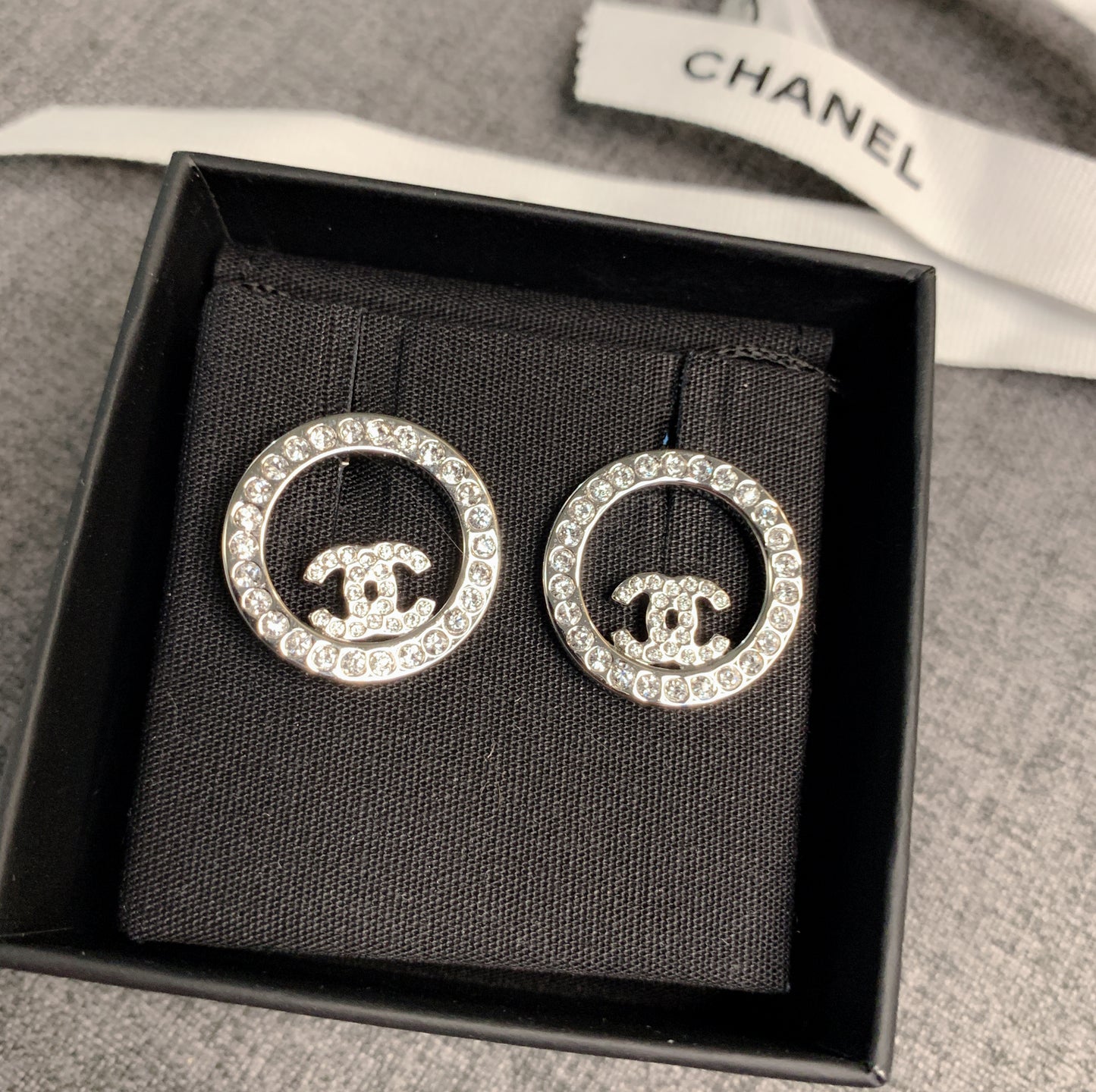 CHANEL▶︎✨| CC GOLD CIRCLE METAL AND CRYSTAL EARRINGS 小圓圈水晶耳針 A96562 -