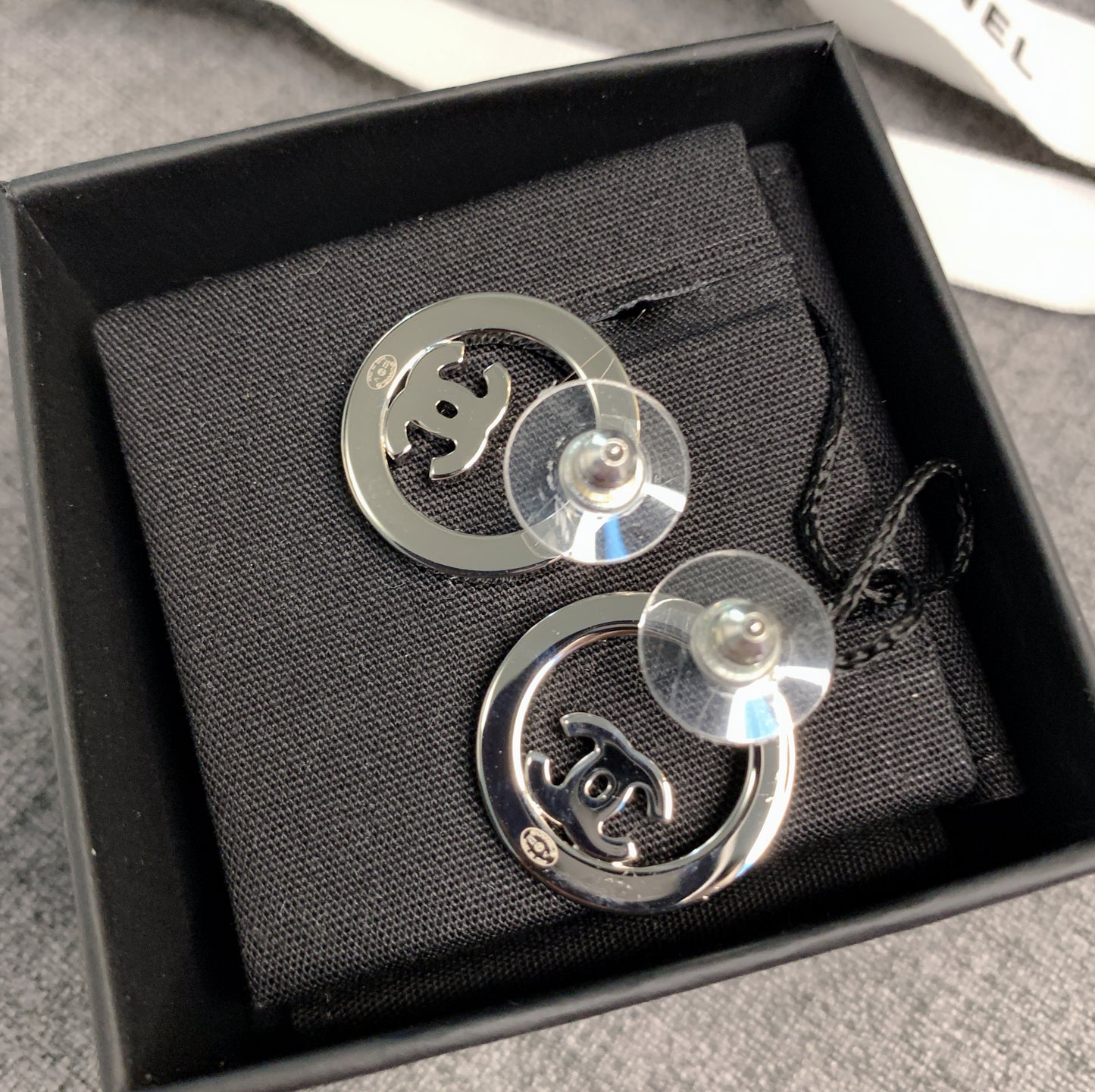 CHANEL▶︎✨| CC GOLD CIRCLE METAL AND CRYSTAL EARRINGS 小圓圈水晶耳針 A96562 -