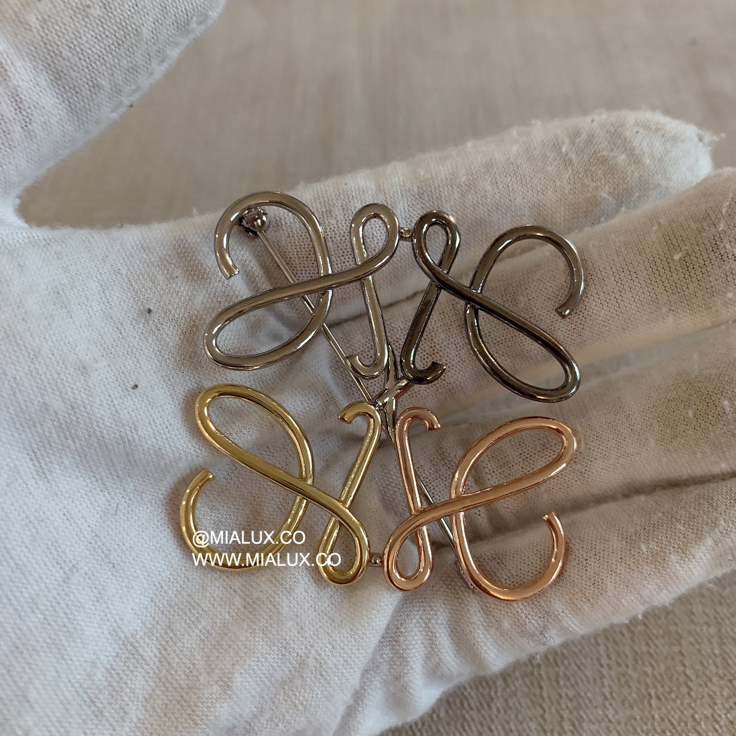 Loewe▪️Anagram brooch in metal 金屬多色胸針/275
