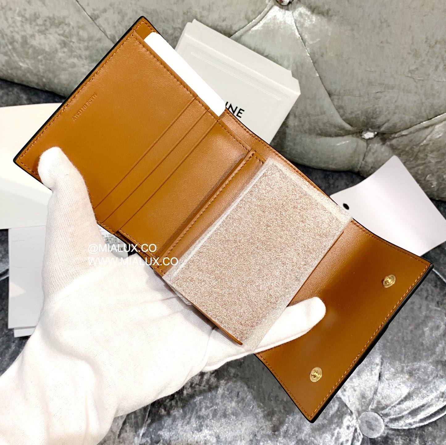*現貨*Celine▪️ Trifold In Triomphe S 老花小羊皮短夾-棕/E430