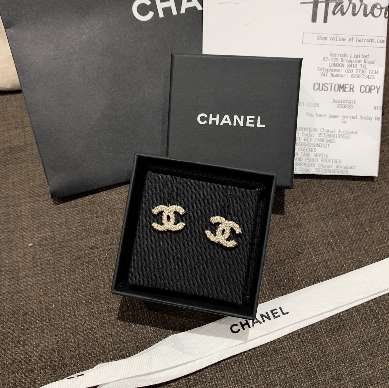 CHANEL✨| CC PEARL AND CRYSTAL METAL EARRINGS 雙C珍珠連排水晶耳釘 AB9400 -