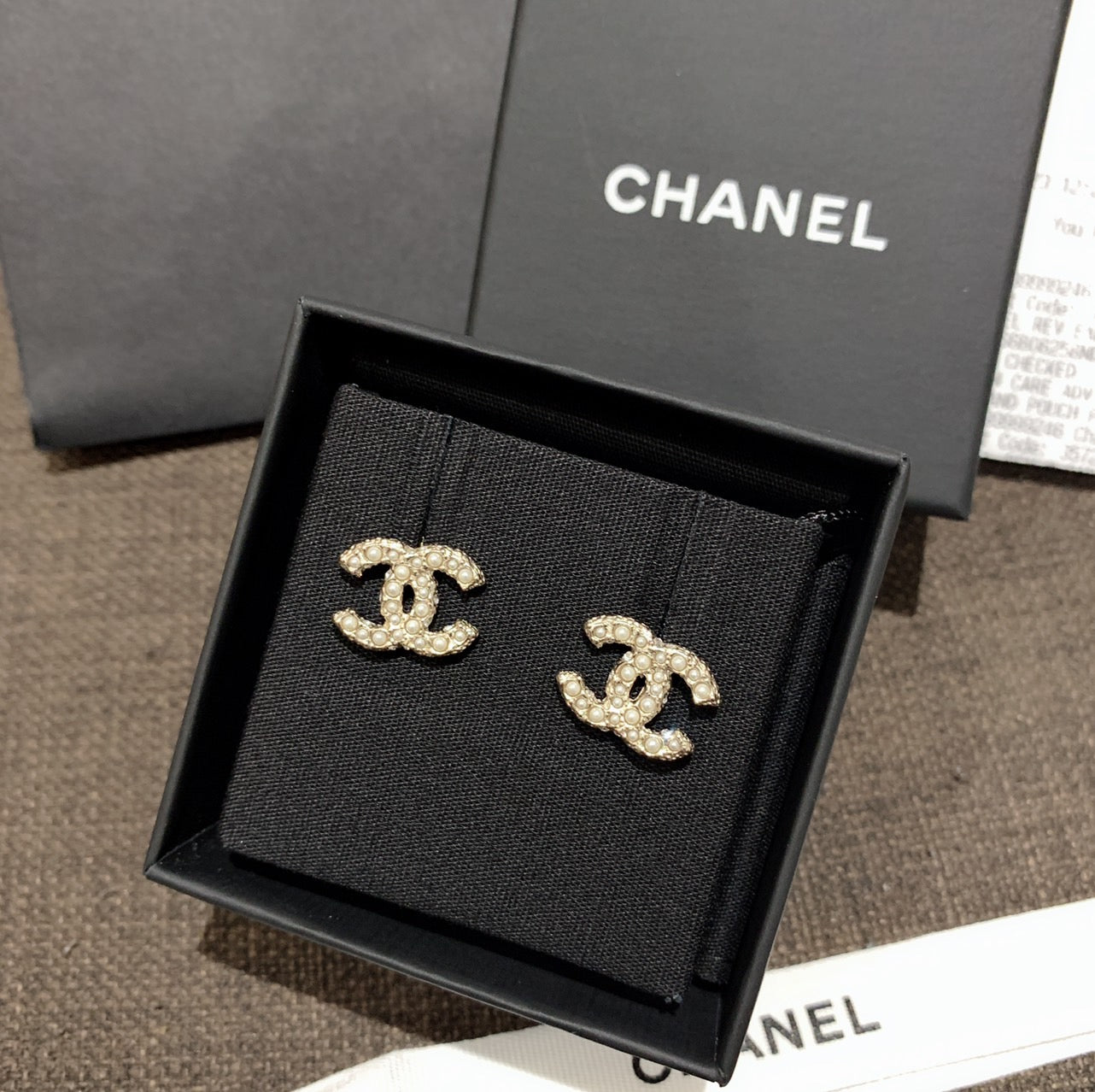 CHANEL✨| CC PEARL AND CRYSTAL METAL EARRINGS 雙C珍珠連排水晶耳釘 AB9400 -