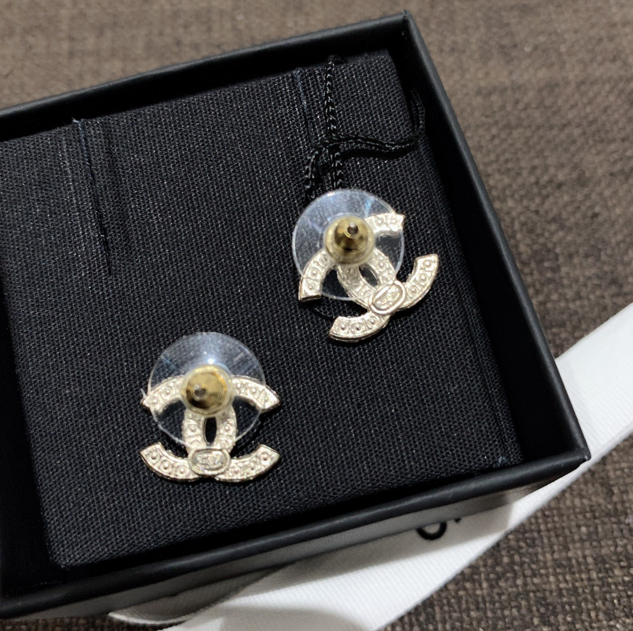 CHANEL✨| CC PEARL AND CRYSTAL METAL EARRINGS 雙C珍珠連排水晶耳釘 AB9400 -