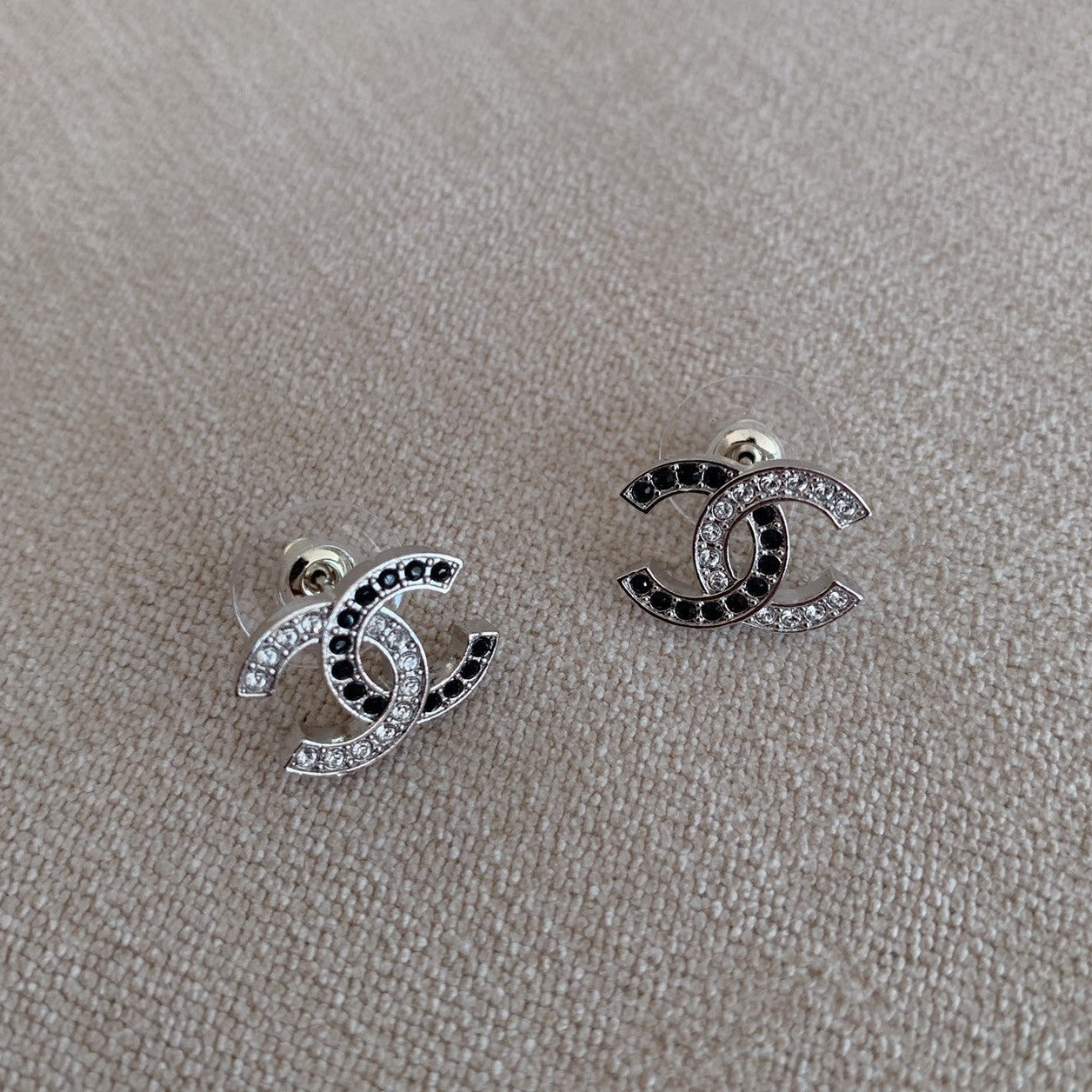 CHANEL✨ CC BLACK AND WHITE METAL EARRINGS 雙C黑白金屬耳針 AB8981 -