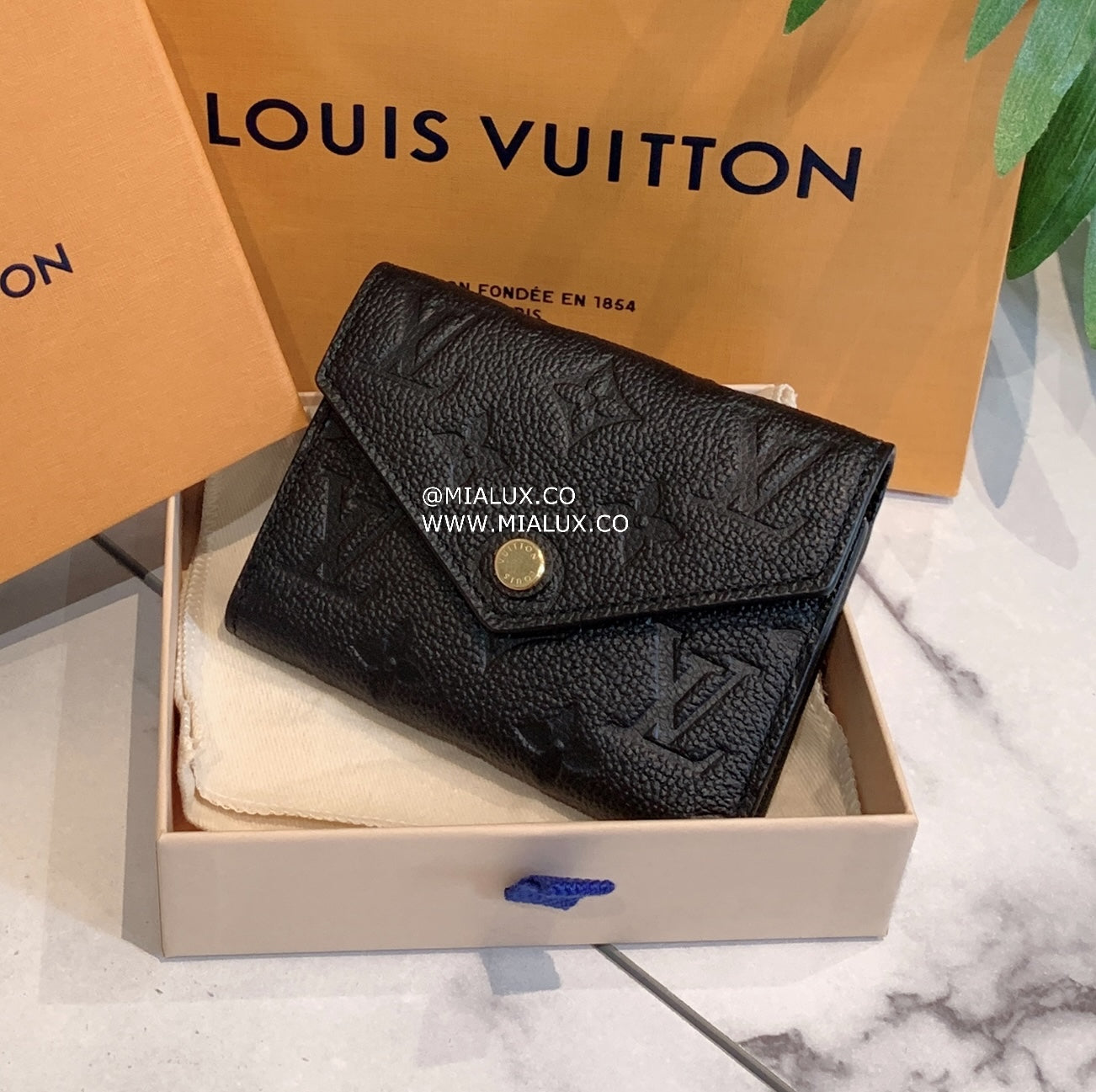 LV Victorine 壓紋牛皮信封短夾/505✨🉐22210