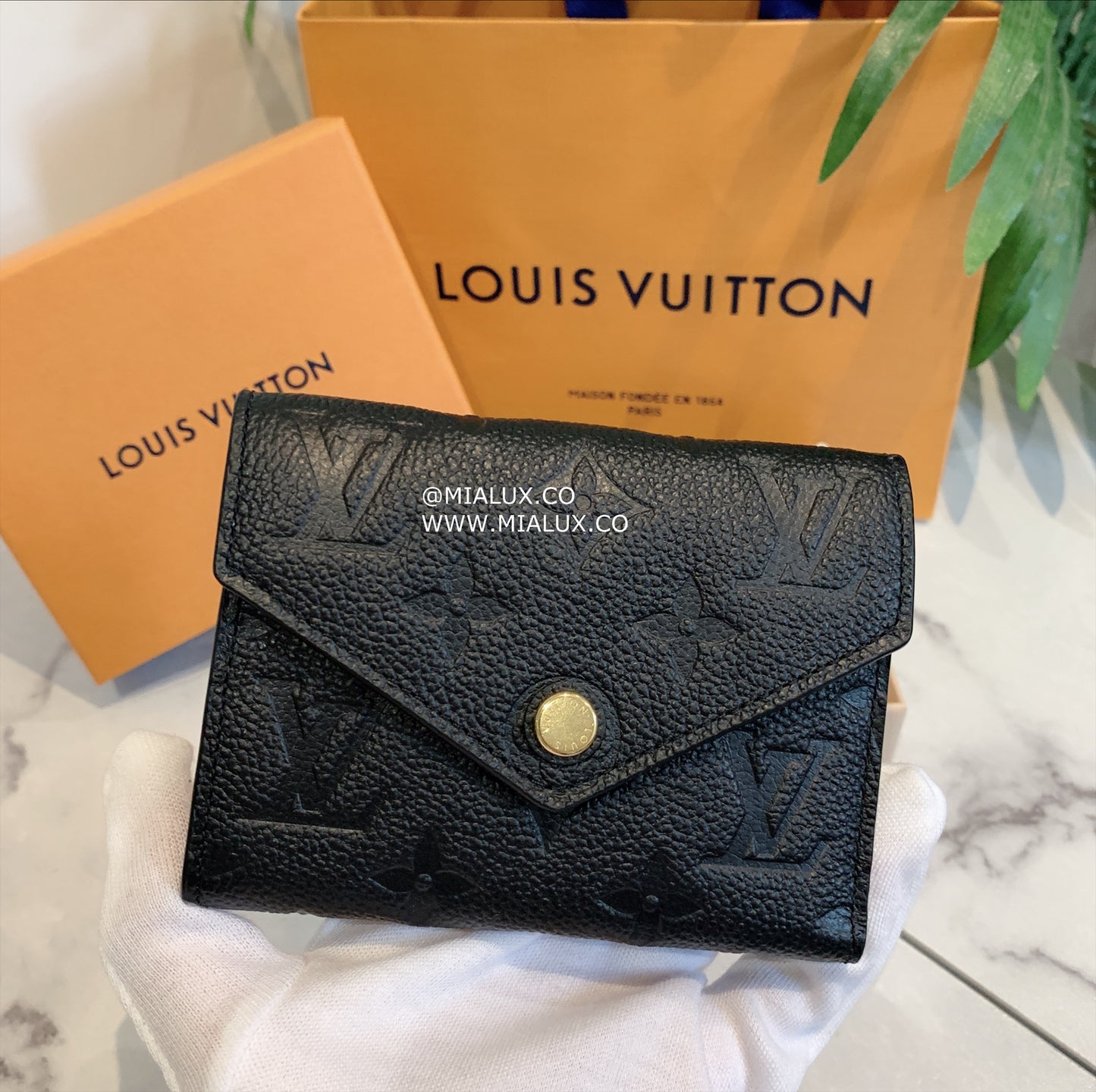 LV Victorine 壓紋牛皮信封短夾/505✨🉐22210