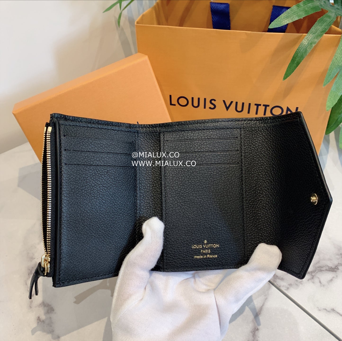 LV Zoé 壓紋牛皮信封短夾/500✨🉐22000
