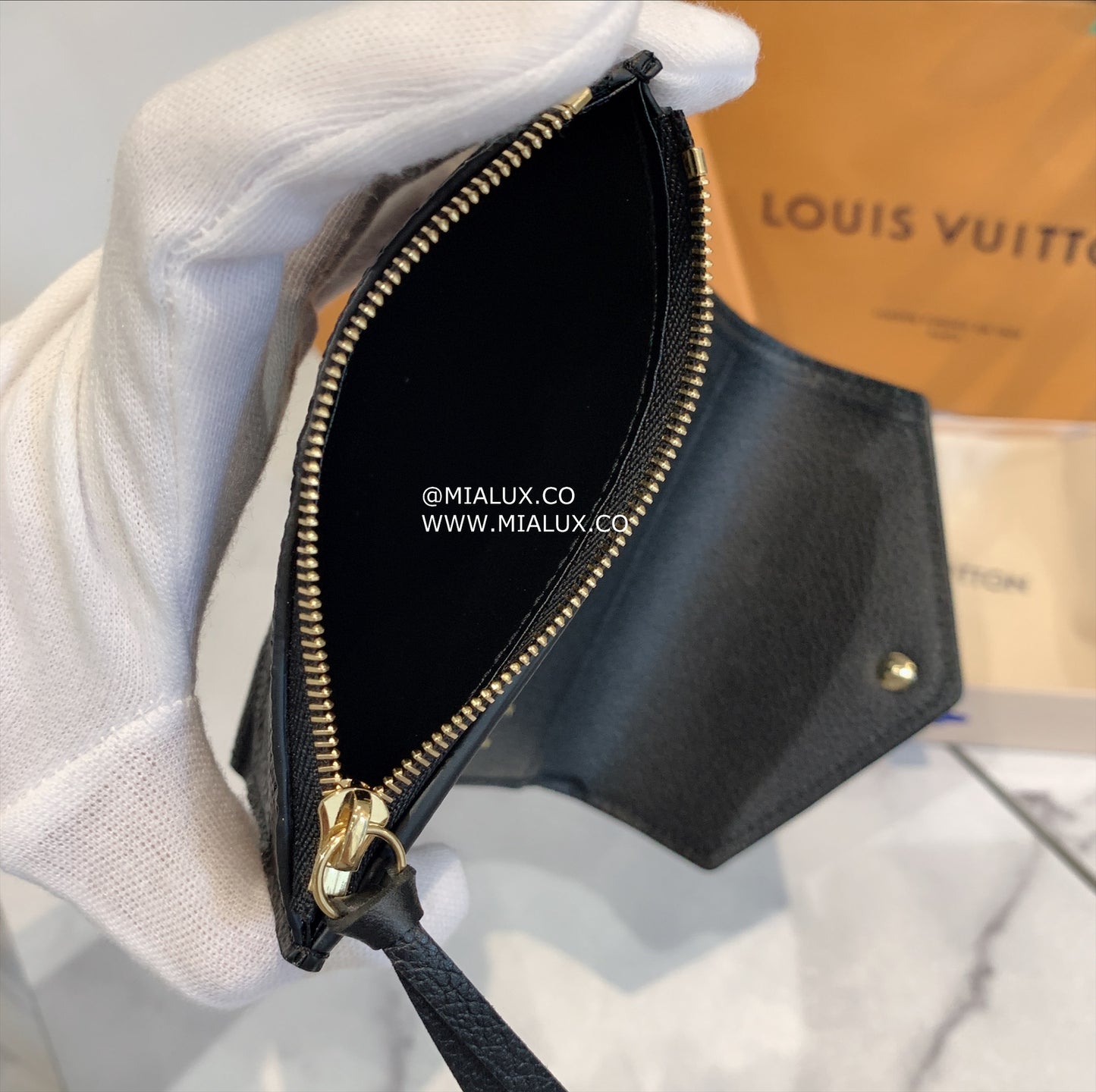 LV Victorine 壓紋牛皮信封短夾/505✨🉐22210