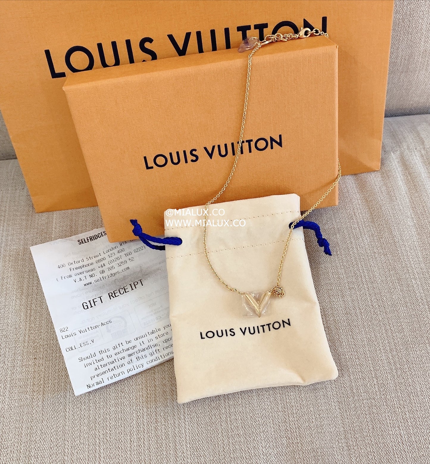 LV▪️Essential V 金色V項鍊/380✨優惠🉐16580