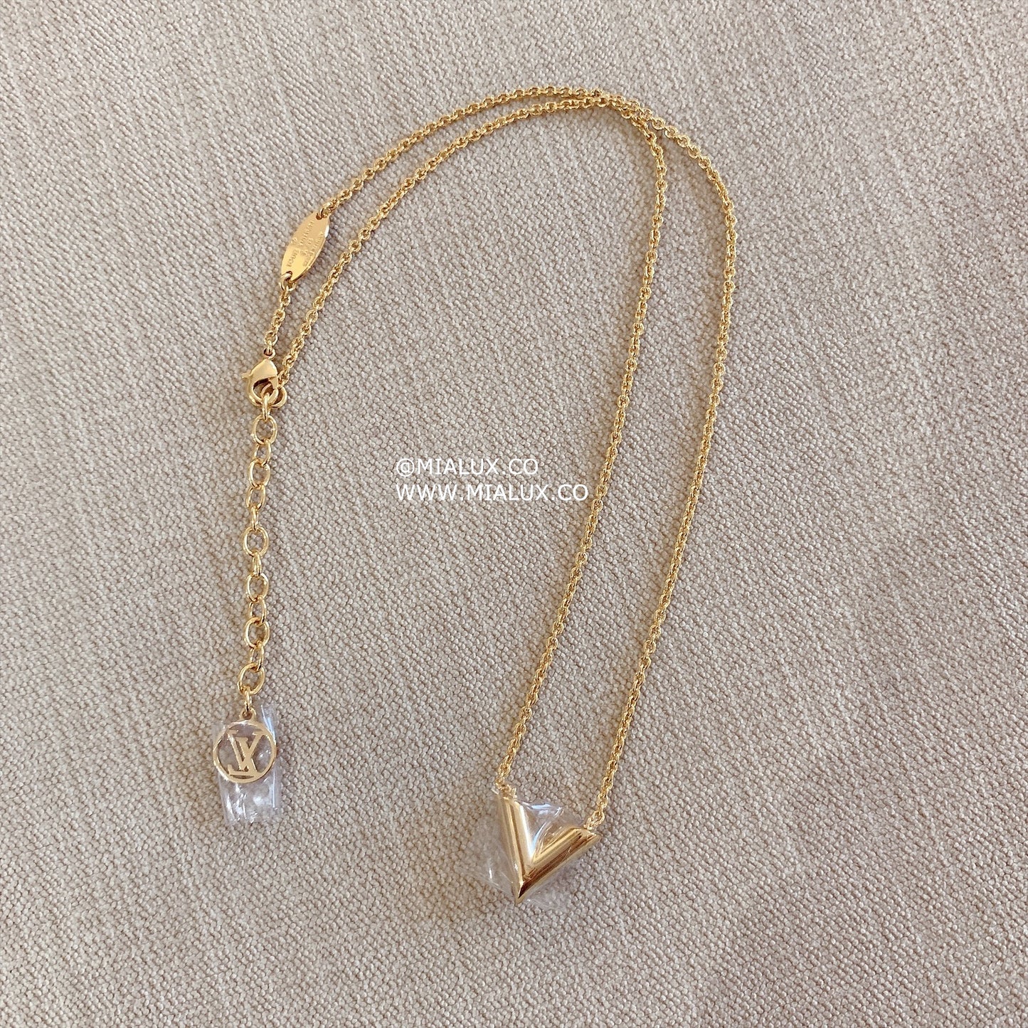 LV▪️Essential V 金色V項鍊/380✨優惠🉐16580
