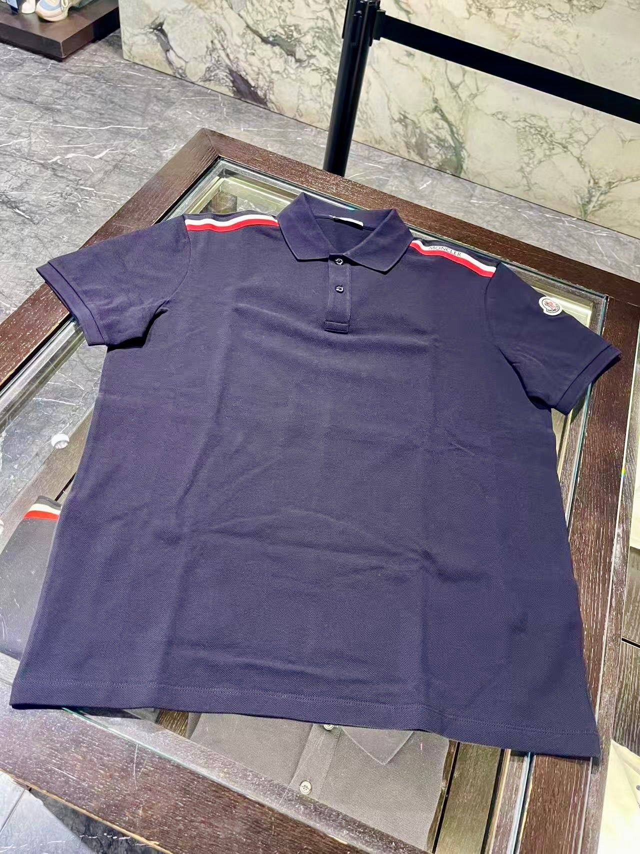 *@Moncler 男生款雙肩飾邊Polo上衣/P204🔥下殺🉐11000