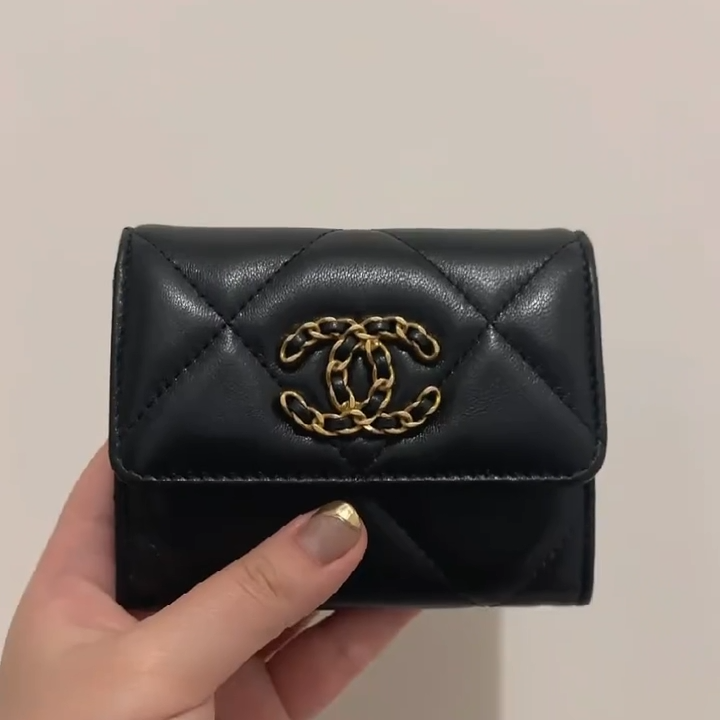 CHANEL✨19 LAMBSKIN FLAP COIN PURSE 經典19小羊皮翻蓋雙層零錢包 AP1180 -