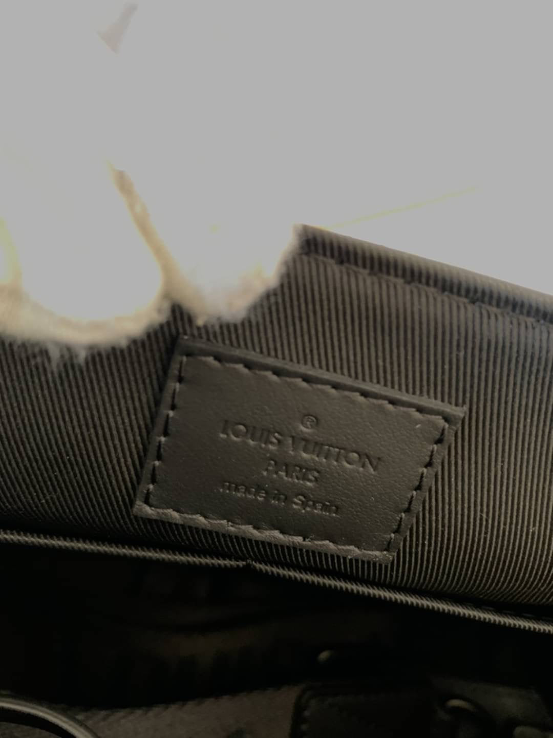LV Takeoff 男生款素面牛皮郵差包/2090✨🉐86690