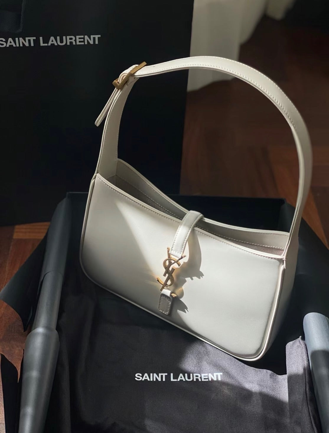 YSL Le 5 à 7 Hobo 腋下包/1755E1890 🉐67150🇪🇺