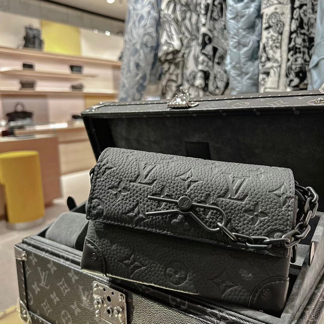 LV Steamer 男款壓紋牛皮包/1650✨🉐70300