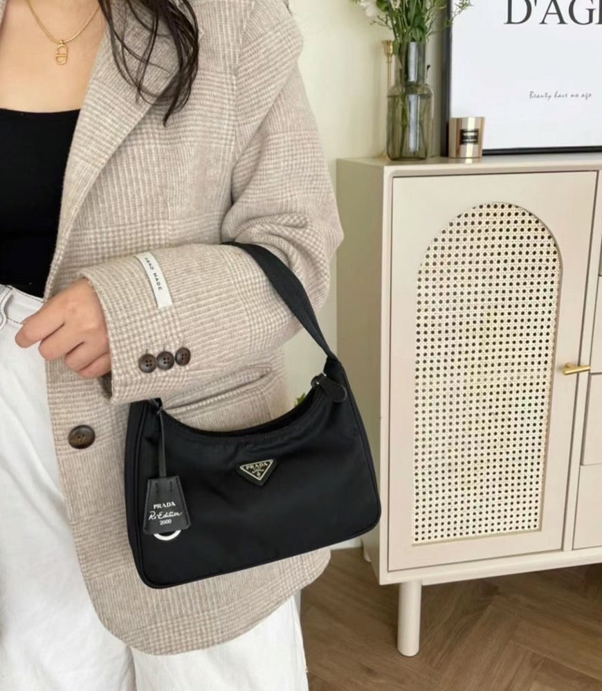 Prada Re-Edition 2000 Mini 尼龍腋下包/E920 🉐34120🇪🇺