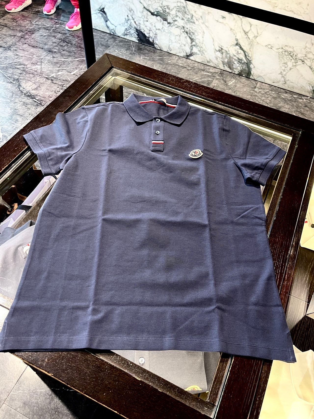 @Moncler 男生款扣下飾邊Polo上衣/250P167 🔥折上七折🉐6080