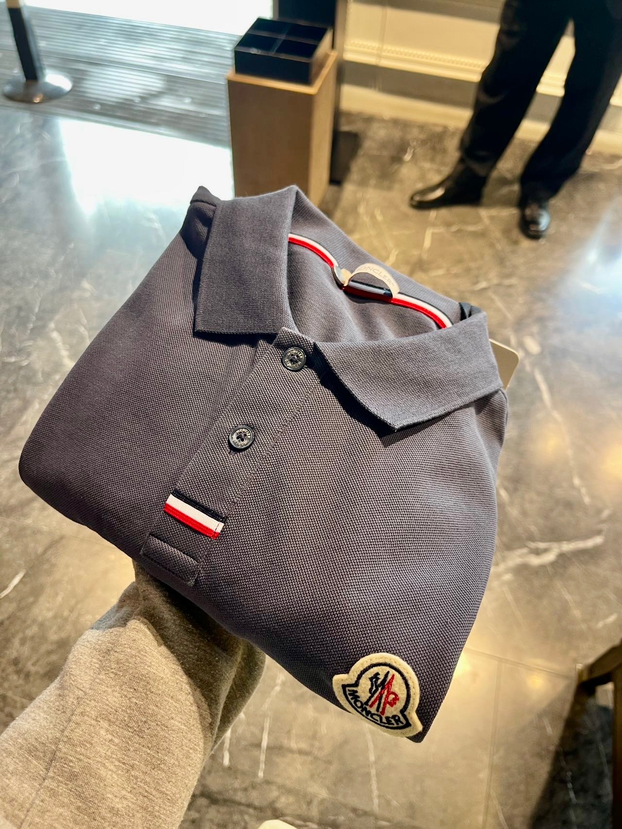 @Moncler 男生款扣下飾邊Polo上衣/250P167 🔥折上七折🉐6080