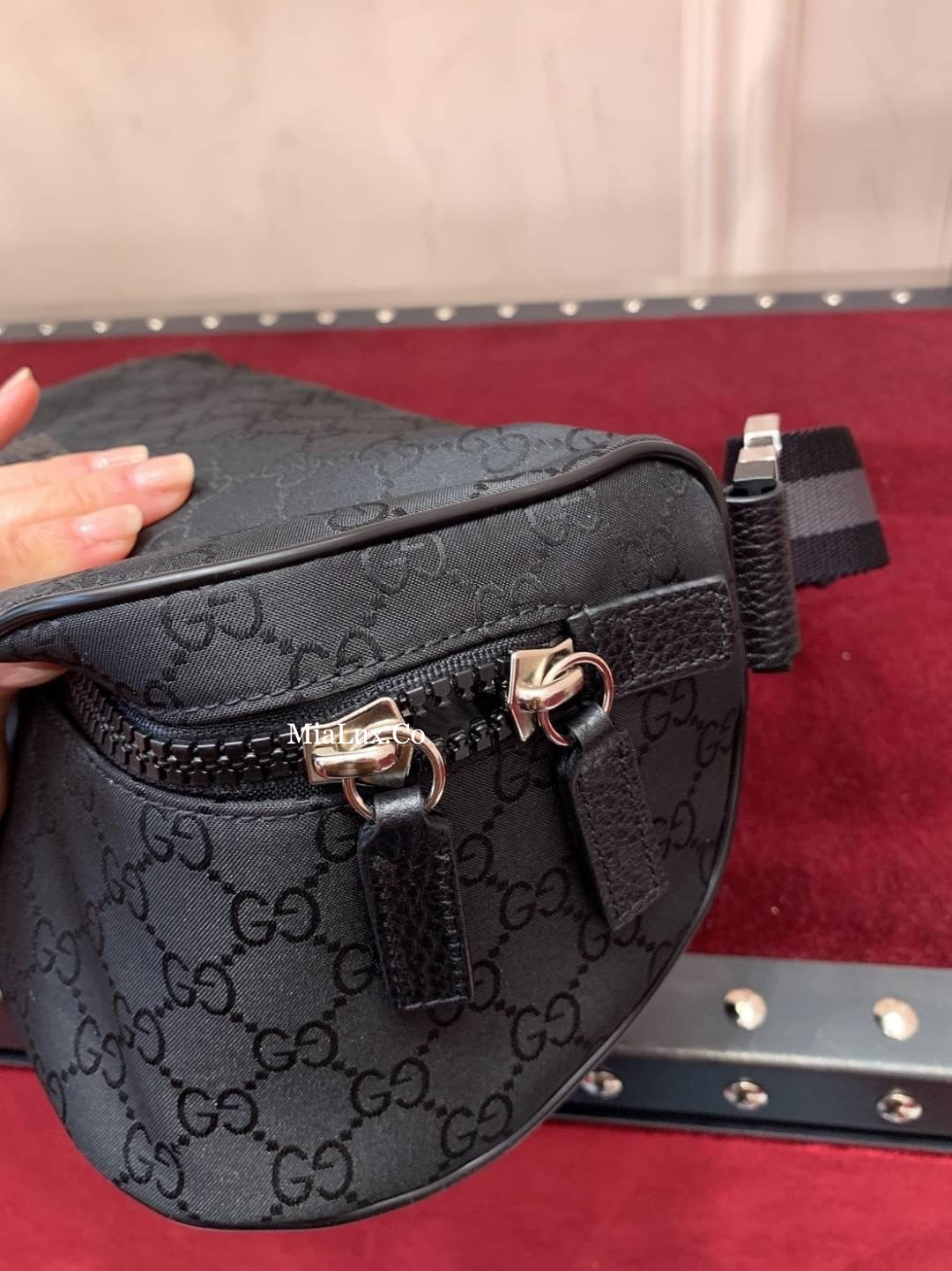 *@Gucci Canvas Bumbag S 小款男女款黑老花胸包/P395