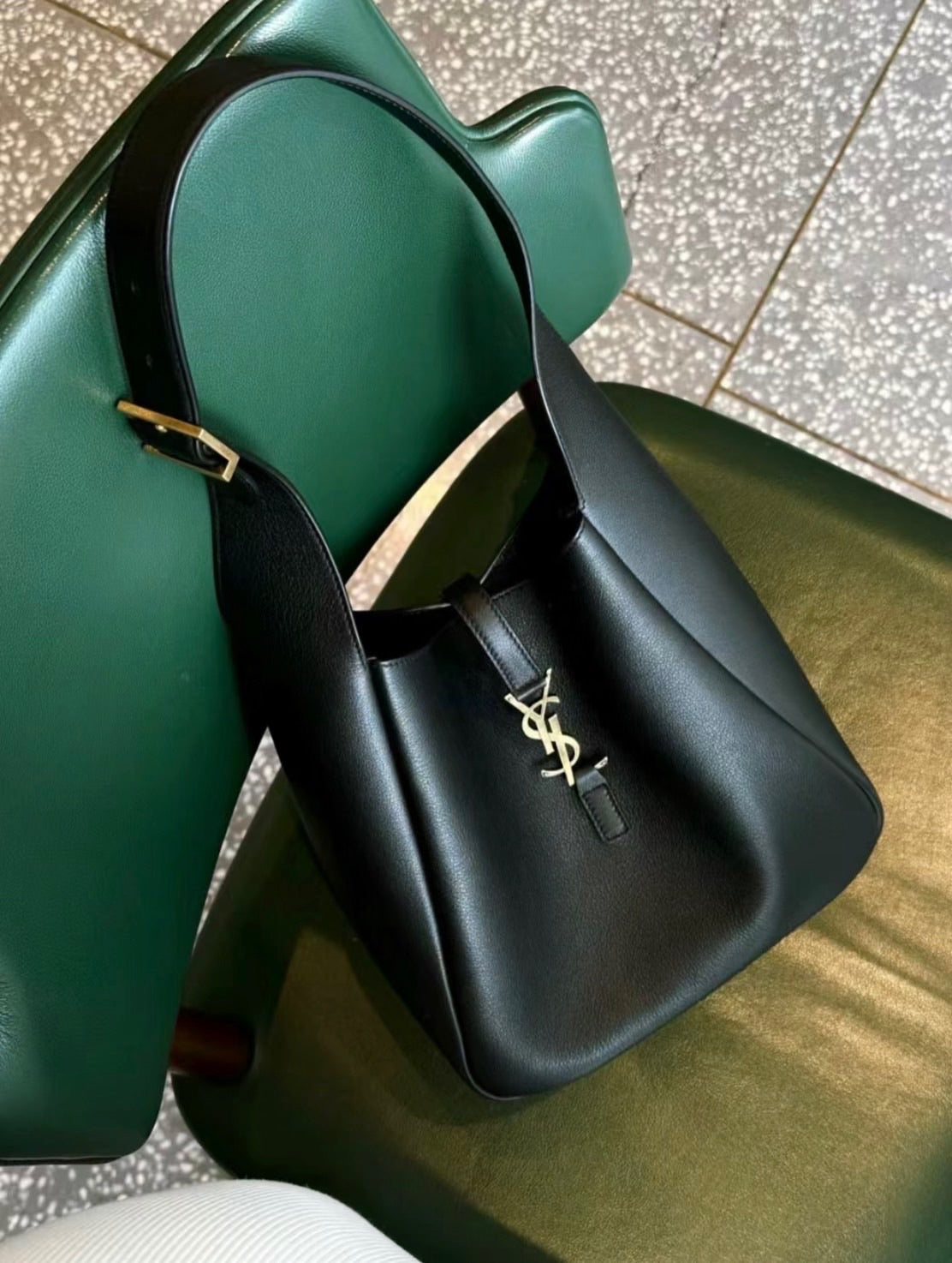 YSL Le 5 à 7 Hobo S 小款肩背包/1950E2100 🉐74500🇪🇺