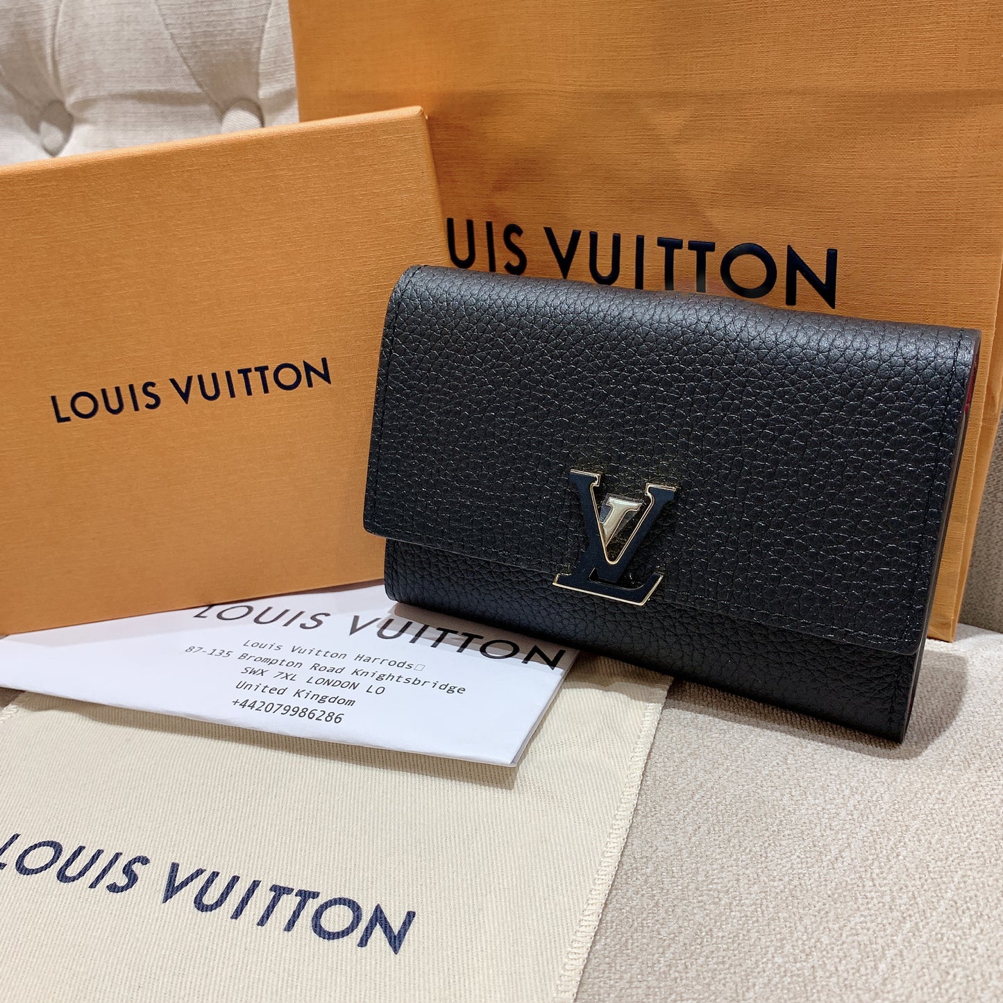 LV Capucines 素面三折短夾/725✨🉐31450