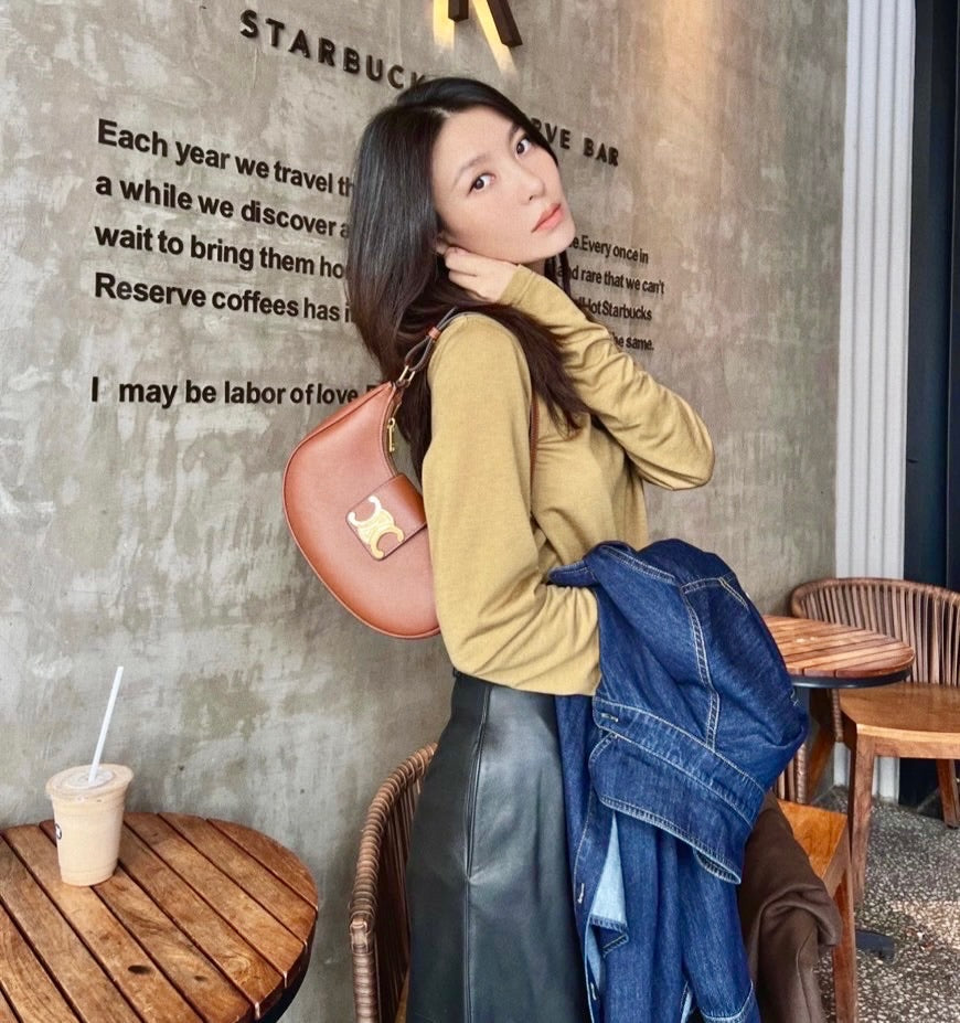 Celine Ava Triomphe M 中款搭扣腋下包/1850E2000 🉐71000🇪🇺